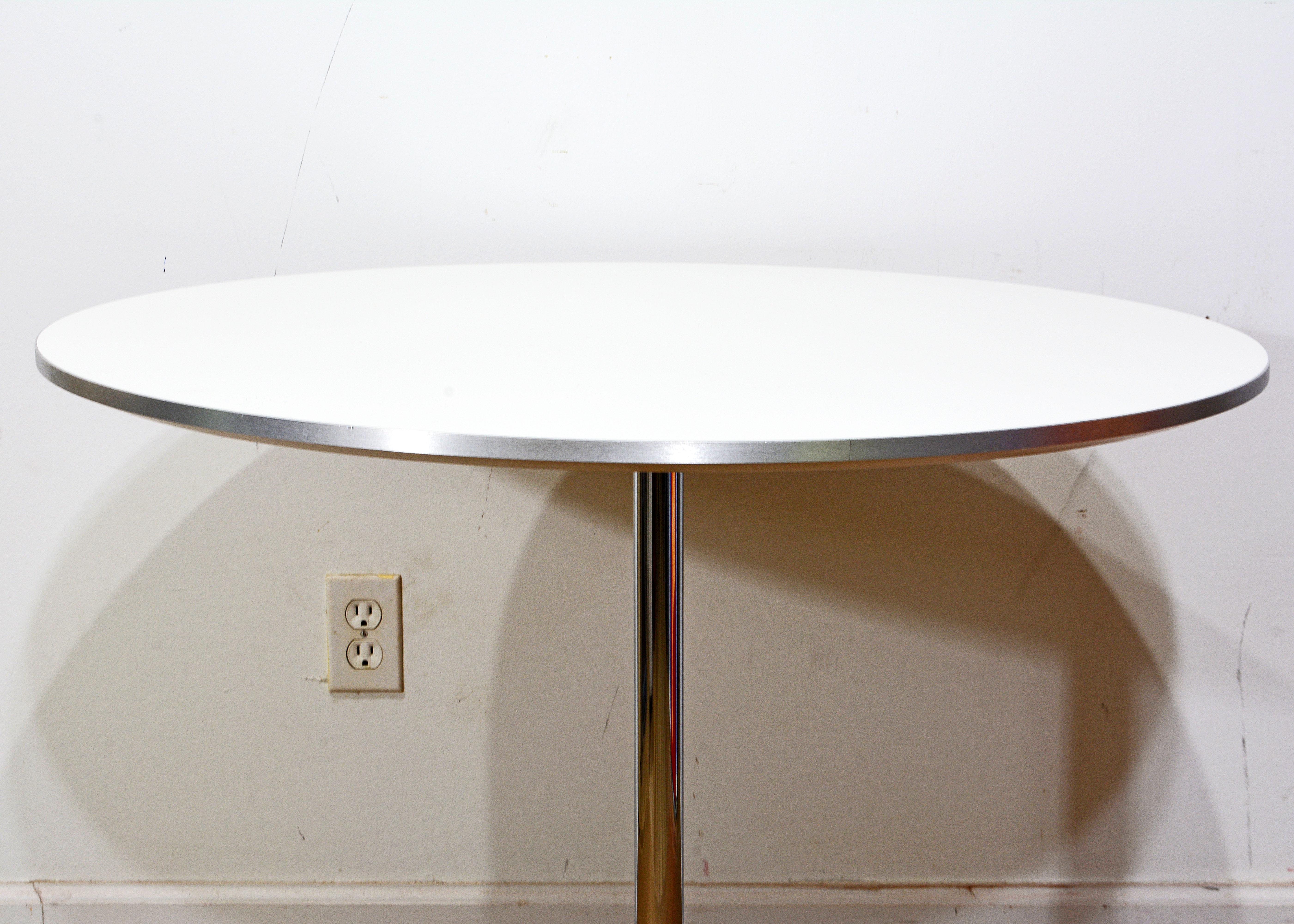 Cafe-Tisch mit weißer Platte von Arne Jacobsen für Fritz Hansen Copenhagen, bester Zustand im Zustand „Hervorragend“ im Angebot in Ft. Lauderdale, FL