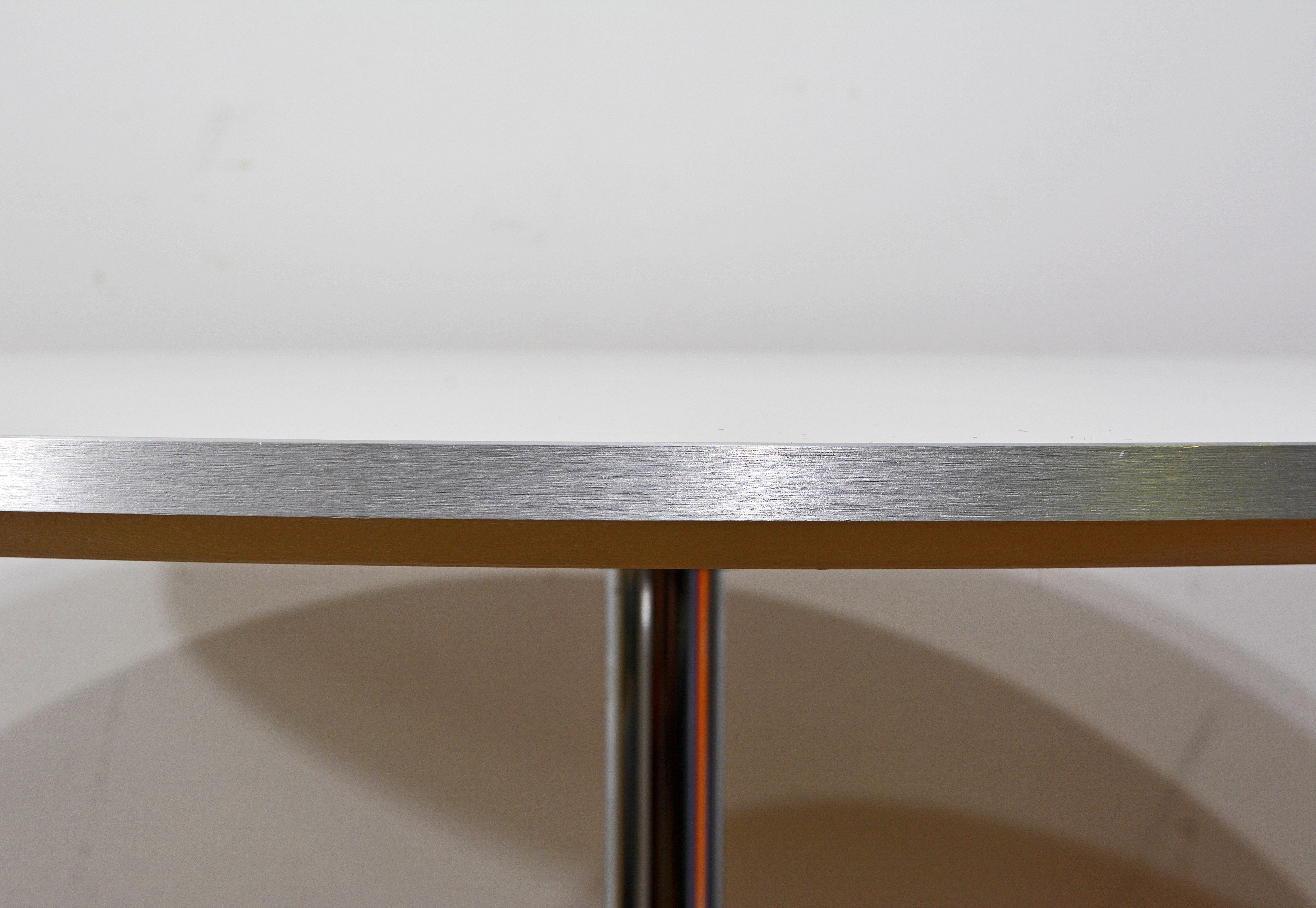 Cafe-Tisch mit weißer Platte von Arne Jacobsen für Fritz Hansen Copenhagen, bester Zustand im Angebot 1