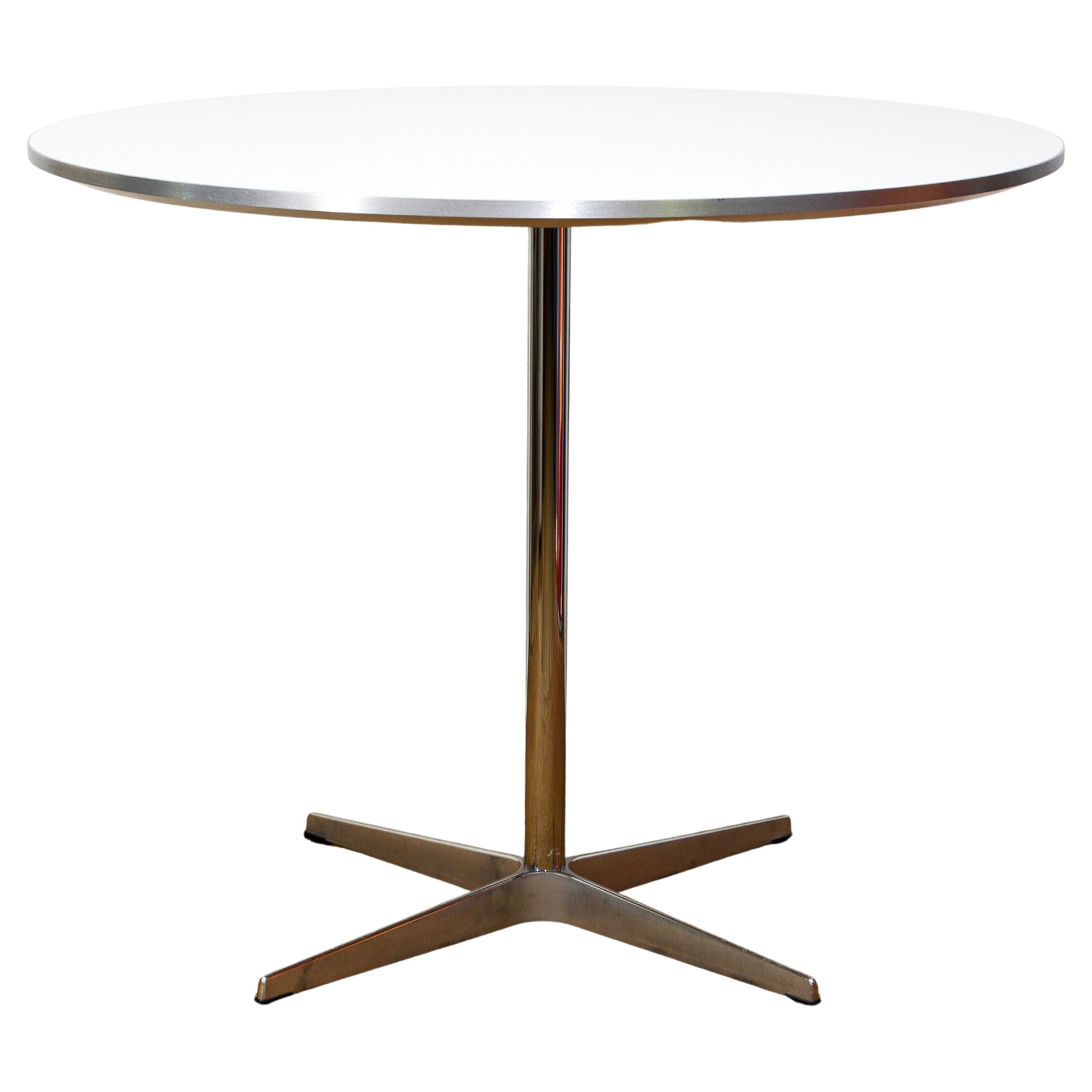 Cafe-Tisch mit weißer Platte von Arne Jacobsen für Fritz Hansen Copenhagen, bester Zustand im Angebot