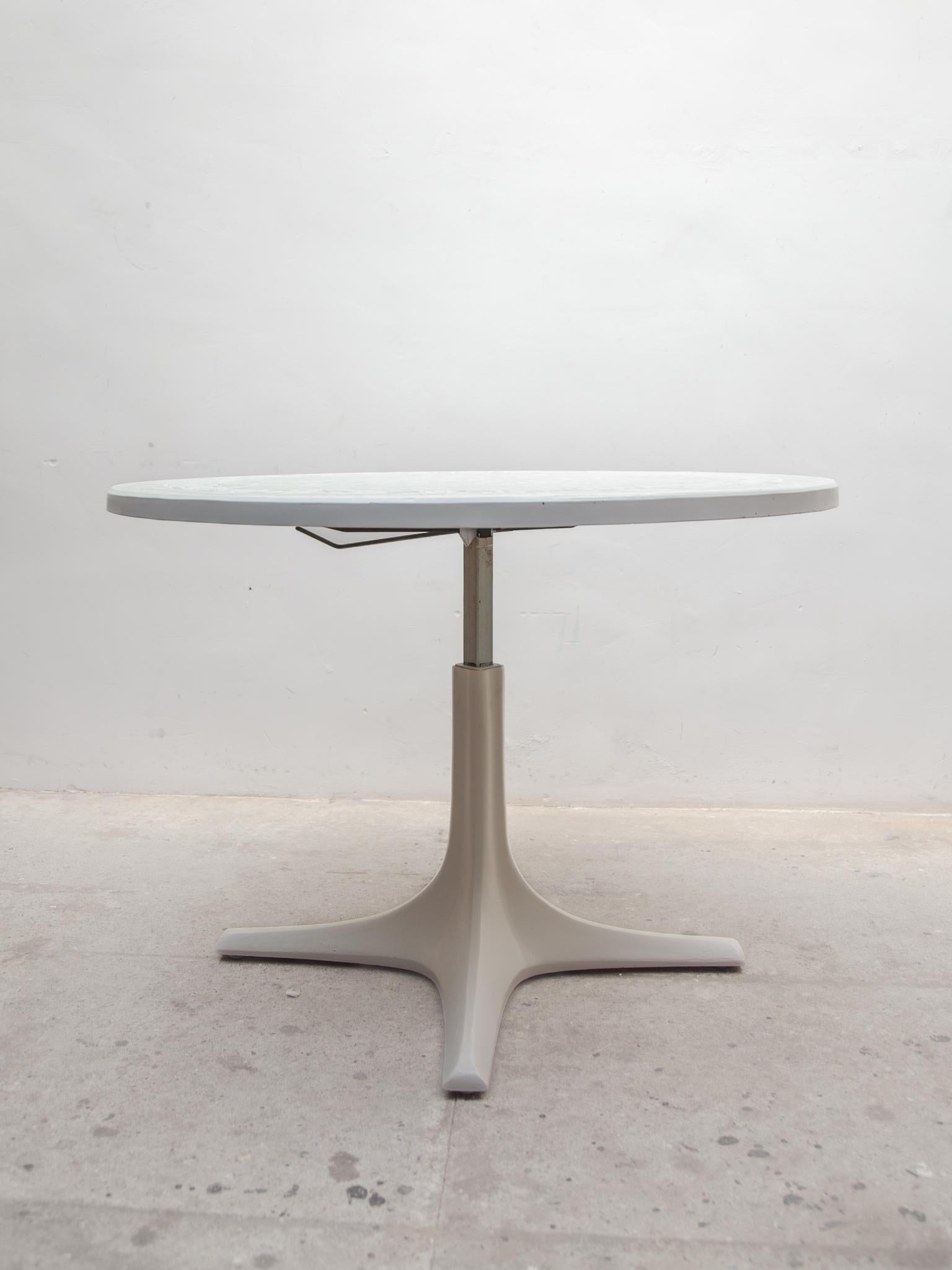 White Top Coffee, Dining Adjustable Table, entworfen von Ilse Möbel, Deutschland (Mitte des 20. Jahrhunderts) im Angebot