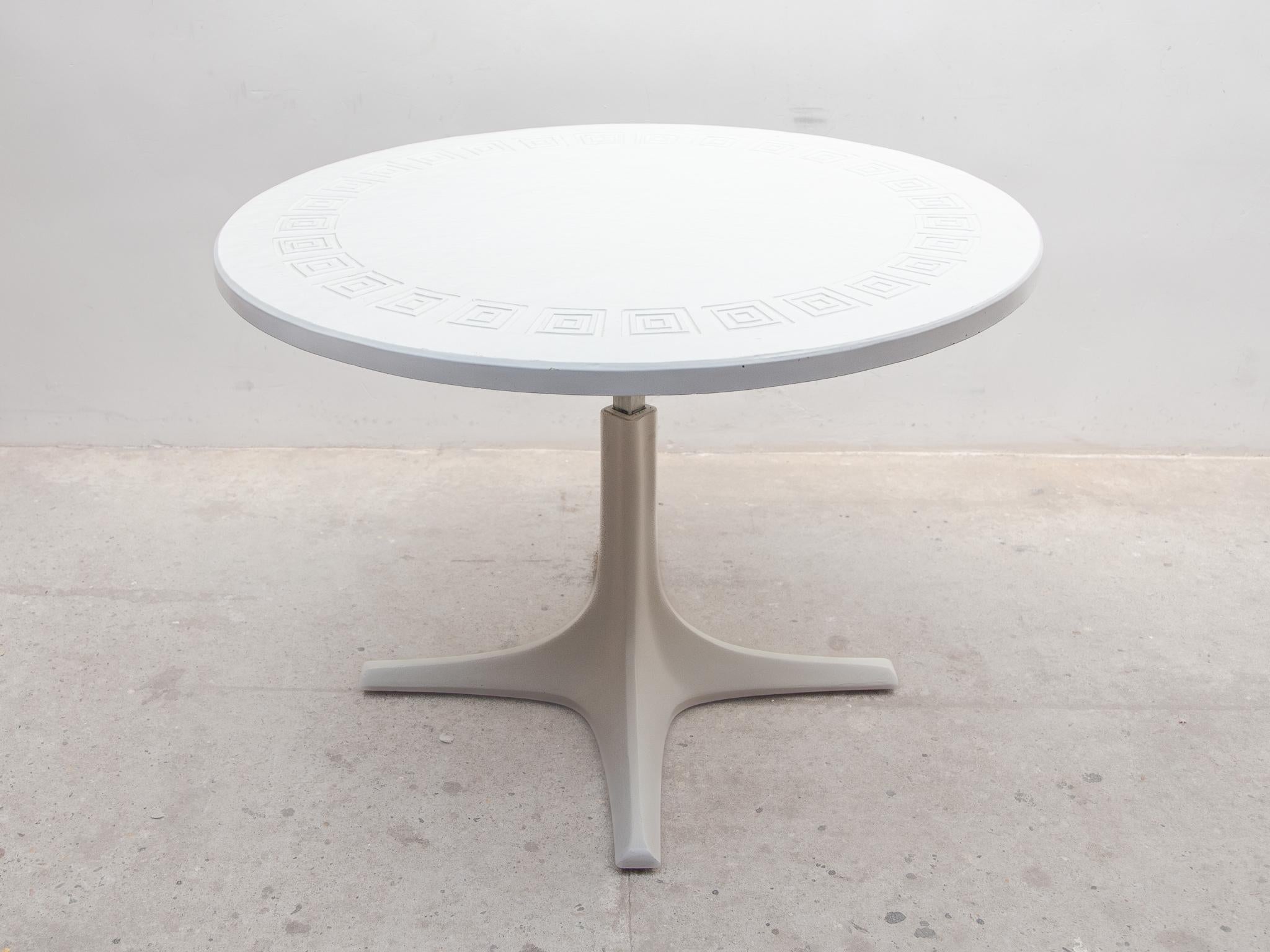 White Top Coffee, Dining Adjustable Table, entworfen von Ilse Möbel, Deutschland (Metall) im Angebot