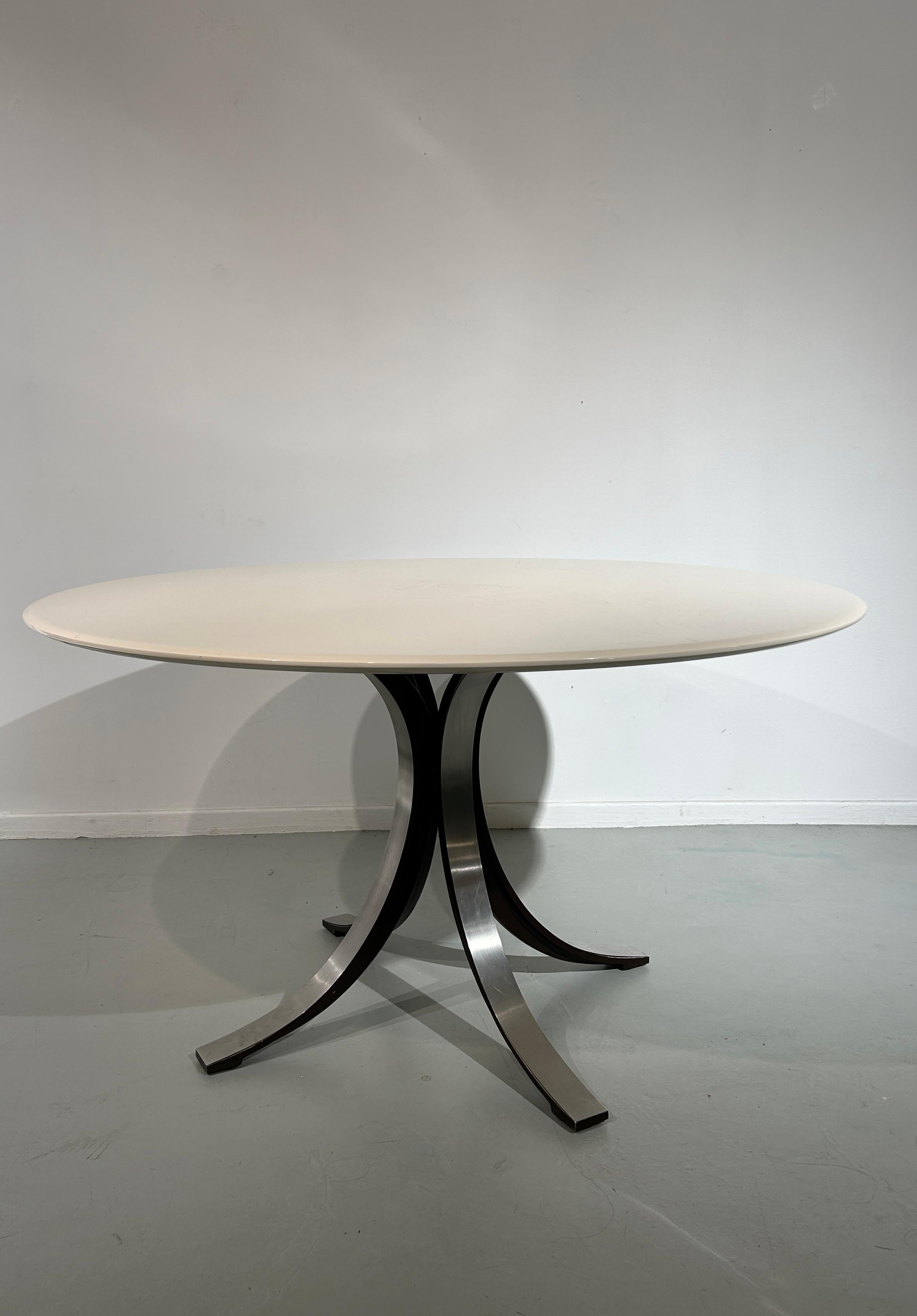 Sculptural round dining table by Osvaldo Borsani with a white / cream lacquered top. Currently we have in our shop the exact same one but with a beautiful wood top if you prefer. Feel free to contact us !