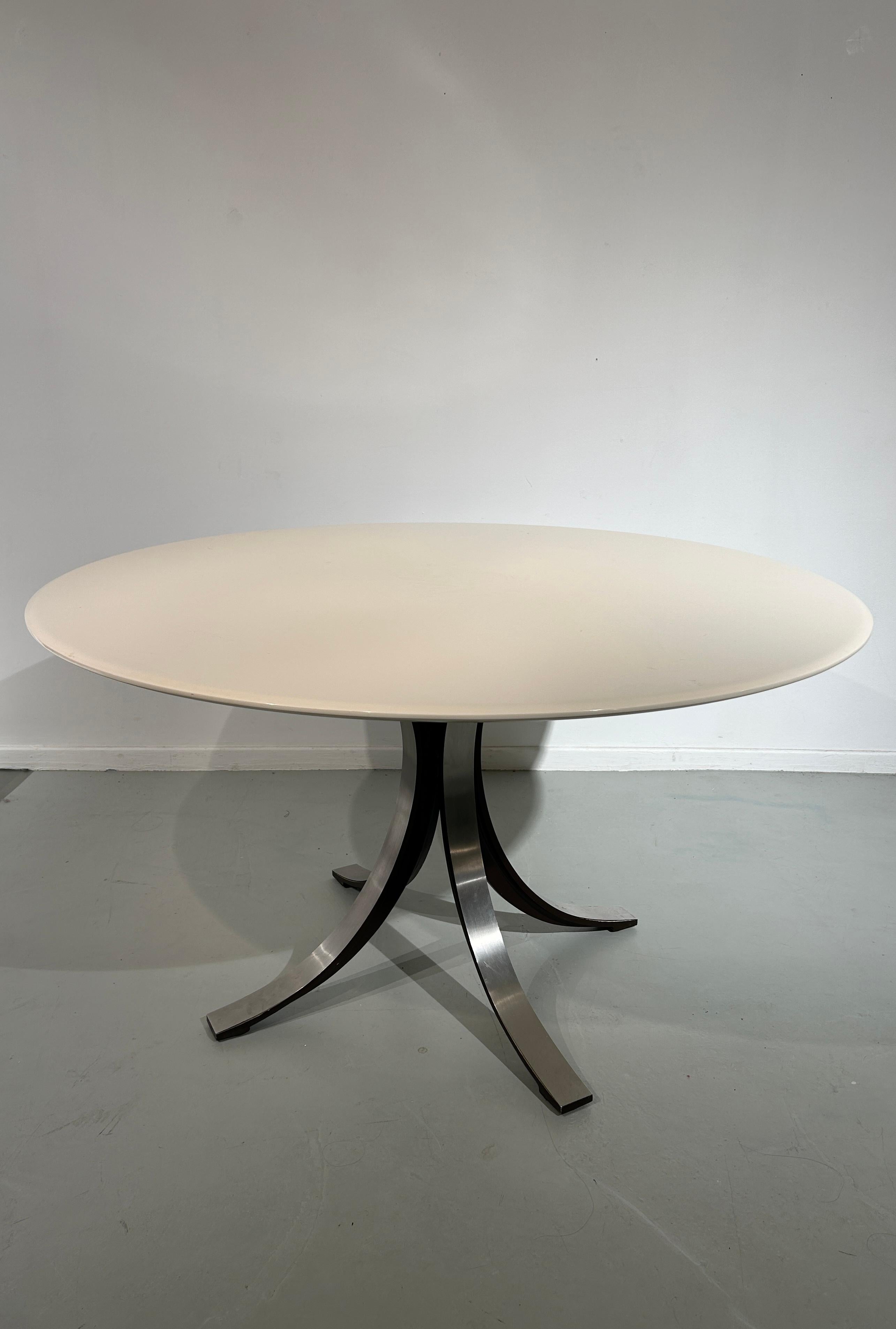 White top round dining table by Osvaldo Borsani In Good Condition For Sale In Brussel, BE