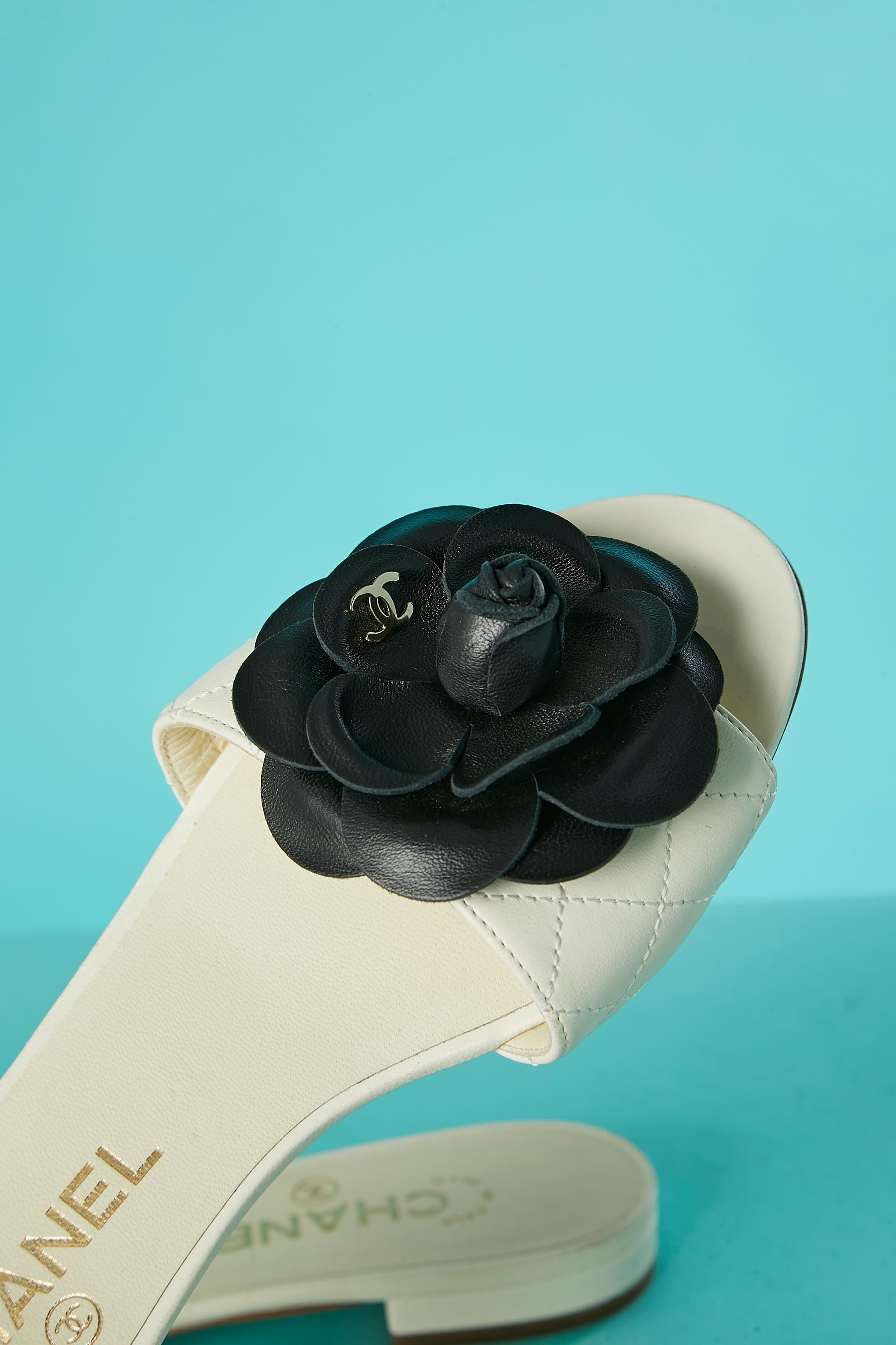 Weiße oben genähte Leder claquette mit schwarzer Lederkamelie auf der Oberseite von Chanel im Zustand „Hervorragend“ im Angebot in Saint-Ouen-Sur-Seine, FR