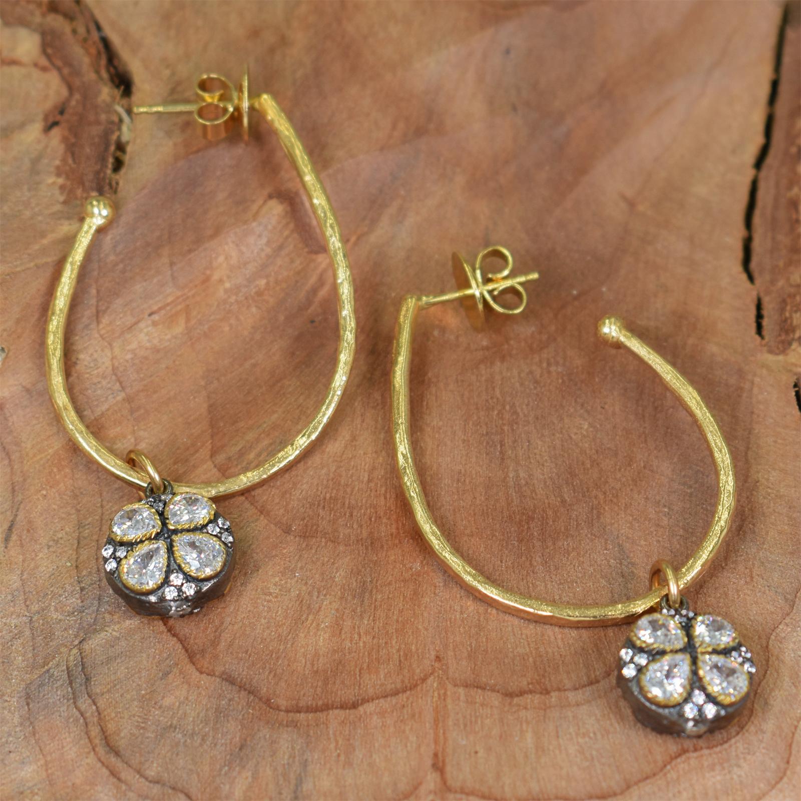 Contemporary White Topaz Flower Charm Hammered 18 Karat Gold Stud Hoop Earrings For Sale