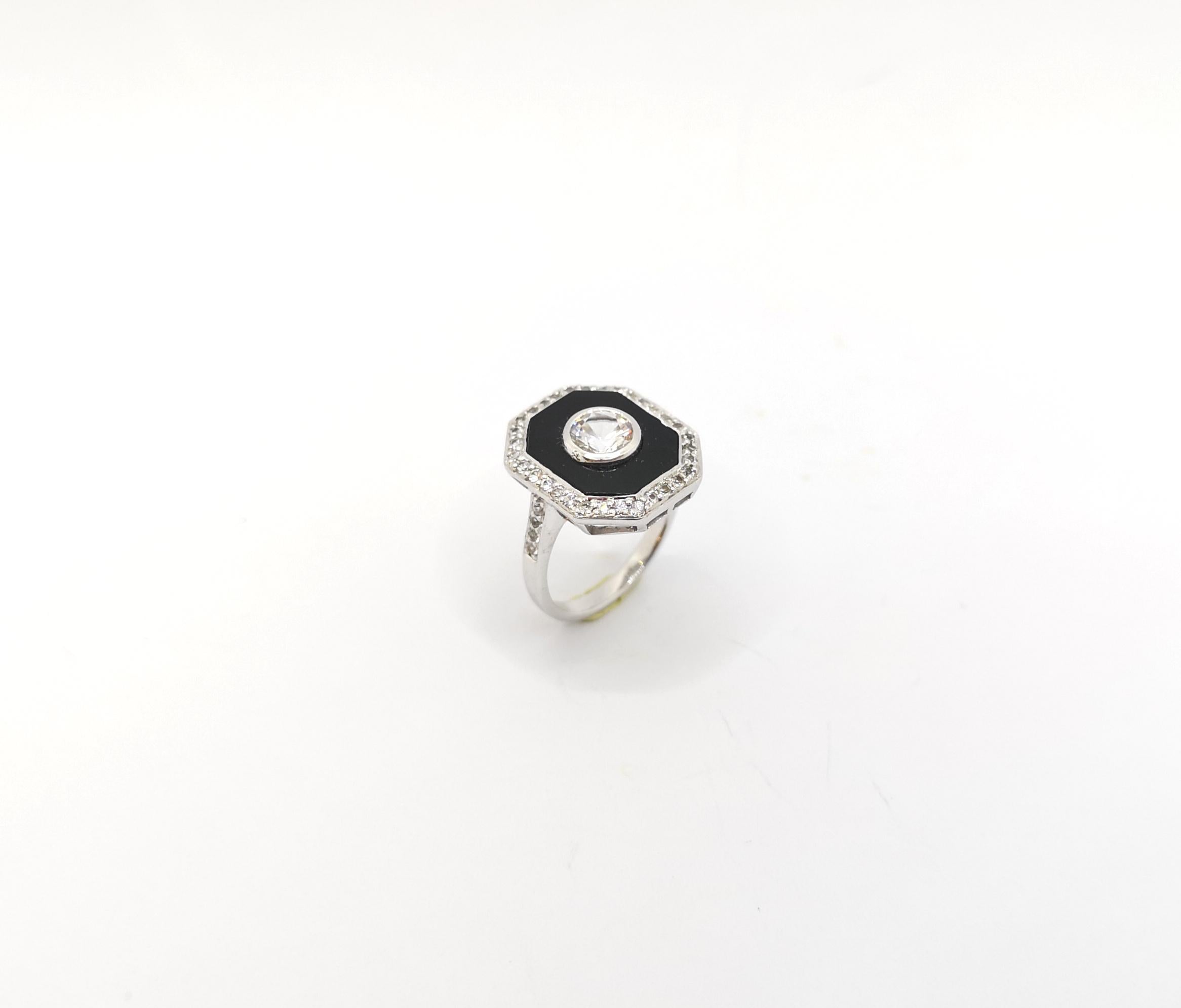 White Topaz, White Sapphire and Black Agate Ring set in 18K White Gold Settings For Sale 8