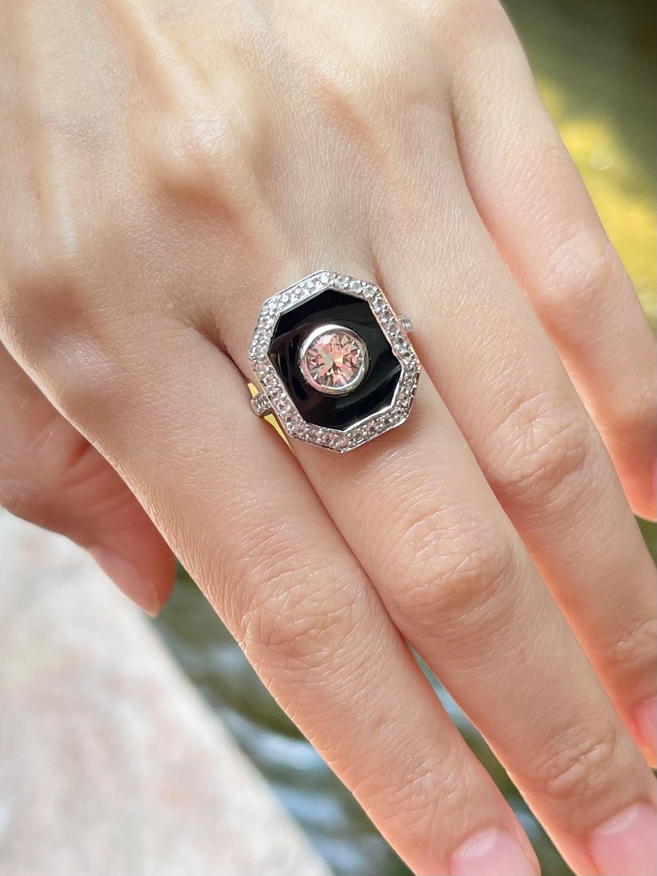White Topaz, White Sapphire and Black Agate Ring set in 18K White Gold Settings In New Condition For Sale In Bangkok, TH
