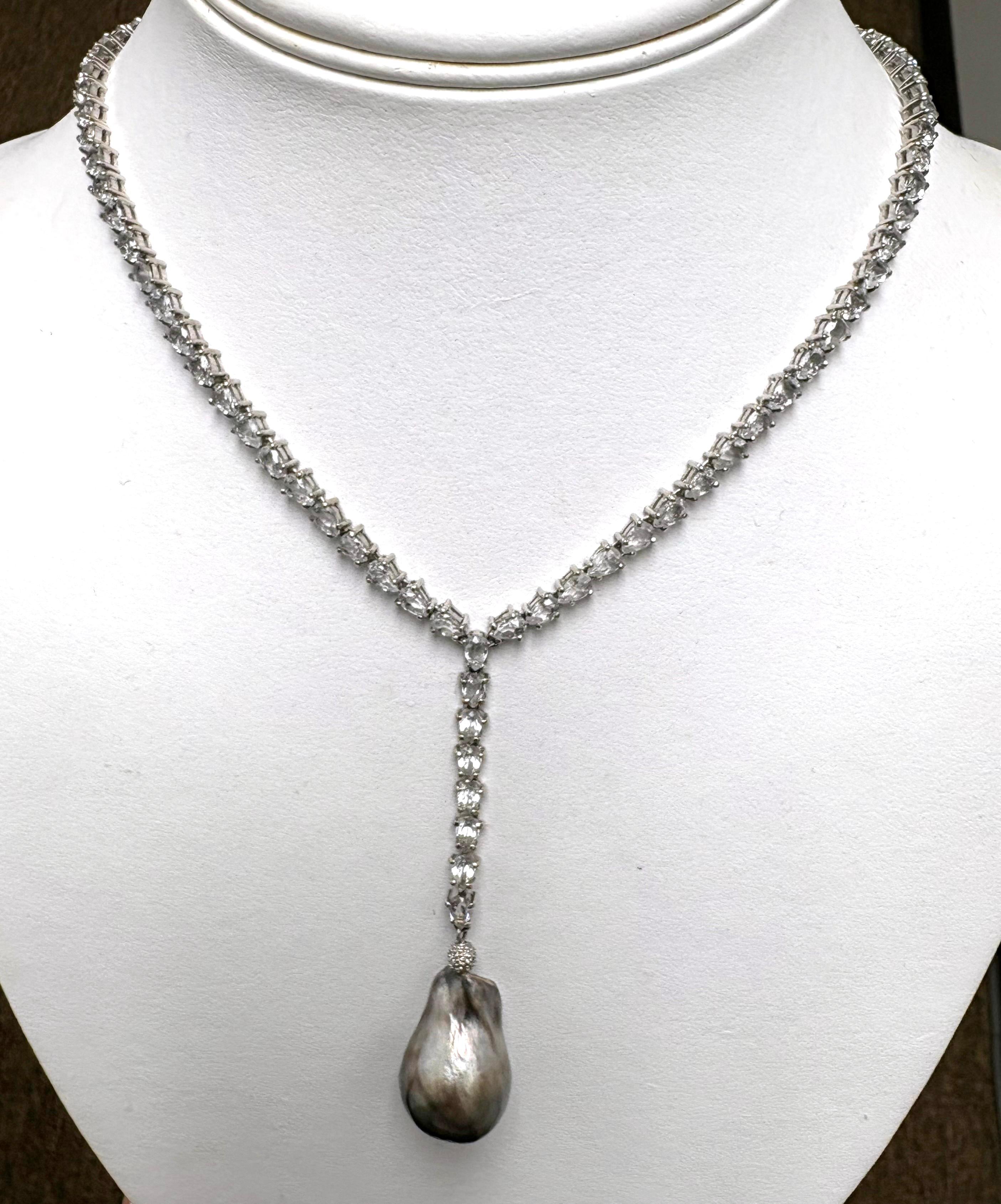 Beschreibung
Werten Sie Ihre Schmucksammlung mit diesem atemberaubenden und eleganten majestätischen Schmuckstück auf. Mit seiner Raffinesse und Klasse setzt dieses exquisite Stück entweder als einzelne Halskette oder übereinandergelegt für