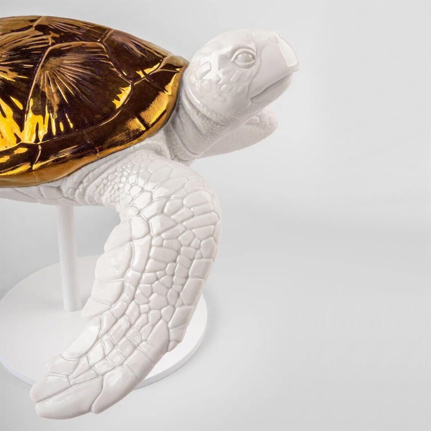 Weiße Schildkröte B Skulptur (Glasiert) im Angebot