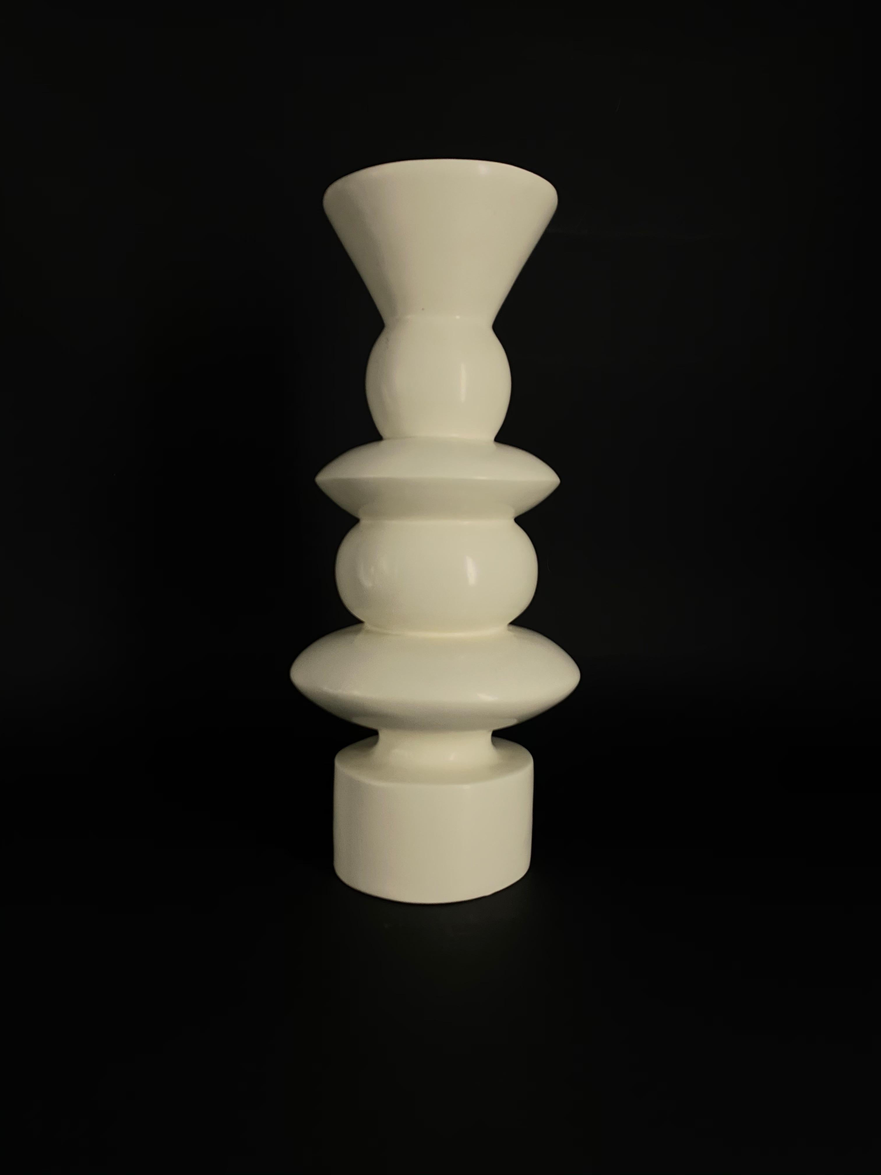 Totem bianco, legno laccato stile Sottsass

circa 1980

36 cm di H. - 16,5 cm di diametro

Condizioni: ottime.