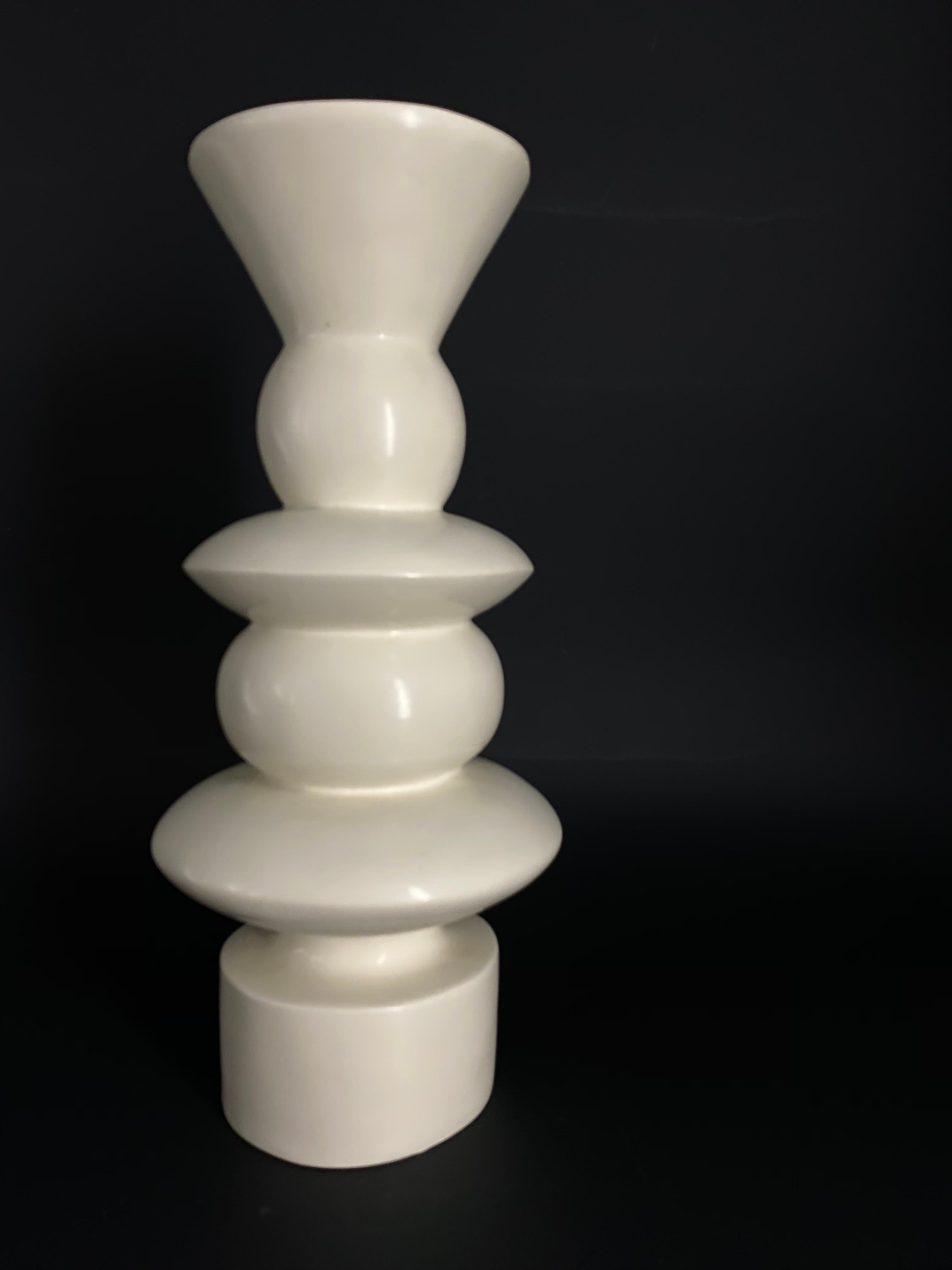Italiano TOTEM bianco, portacandele, stile Sottsass, legno laccato, circa 1980 in vendita