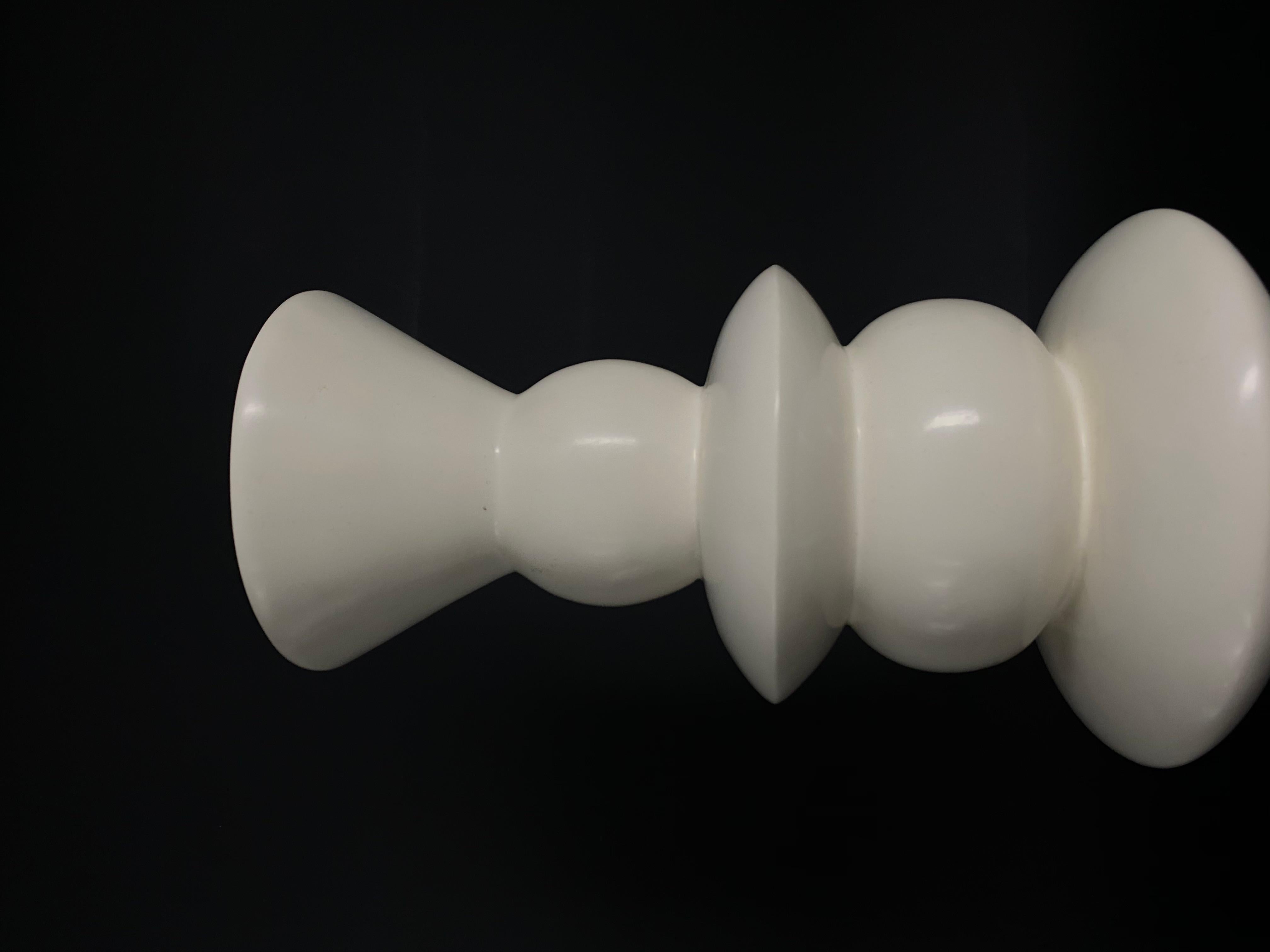 White TOTEM, Candle Holder, Sottsass Style, Lacquered Wood, circa 1980 In Good Condition For Sale In Firenze, IT