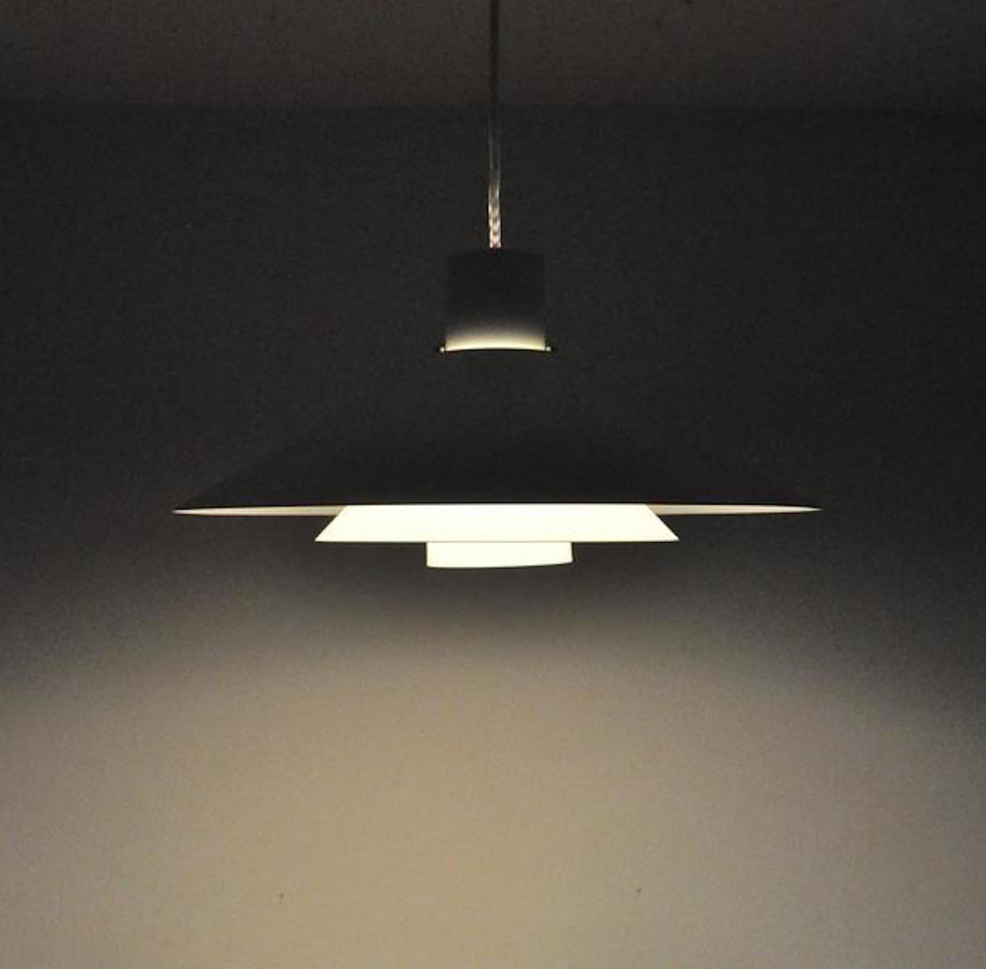 Una lampada a sospensione a più livelli di colore bianco in alluminio verniciato a polvere. Progettata dall'architetto danese Christian Hvidt e prodotta da Nordisk Solar in Danimarca negli anni '70. Lo stile di questa lampada ricorda il design delle