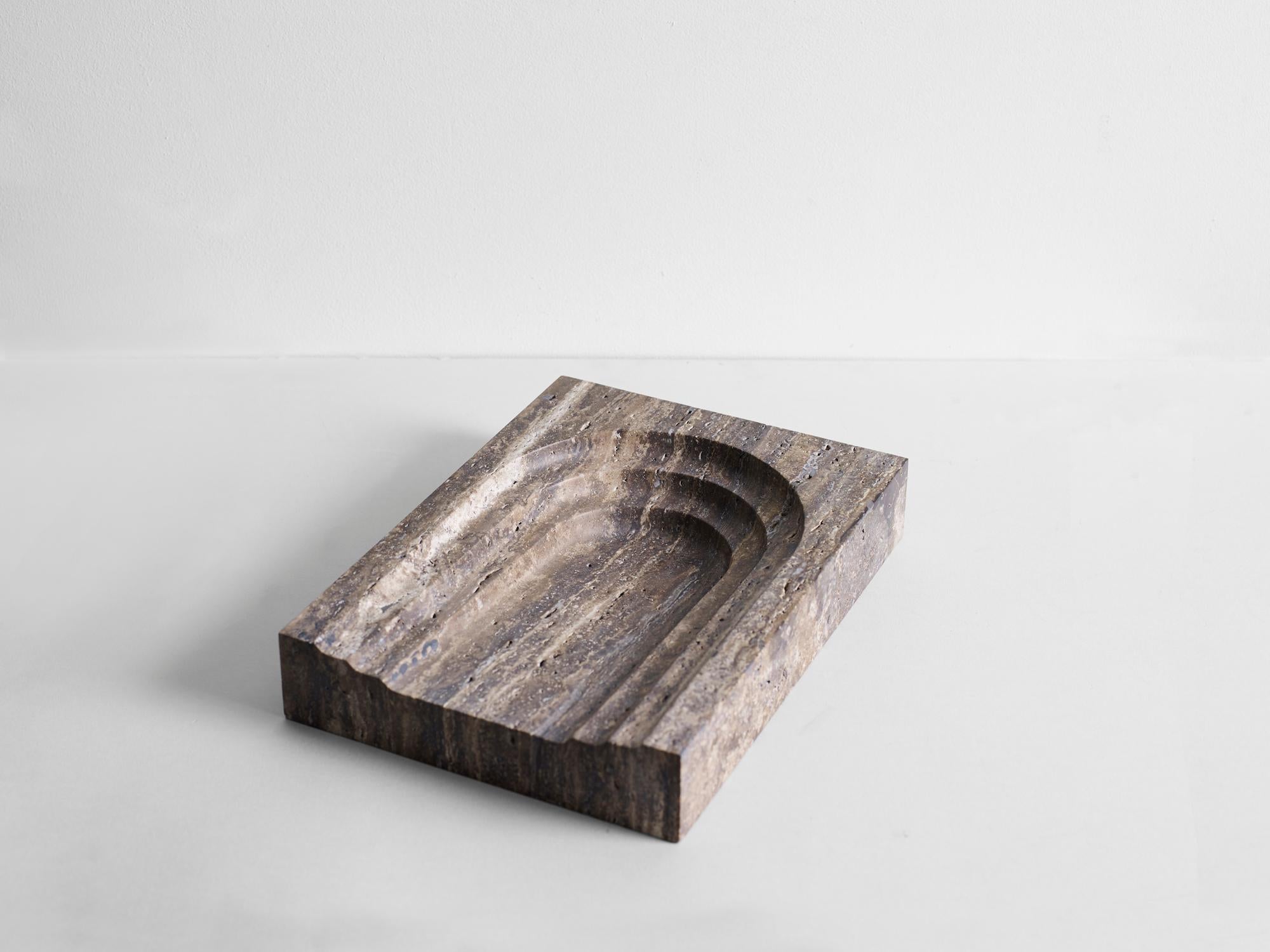Travertine Thoronet Stone Dish by Henry Wilson In New Condition In Geneve, CH