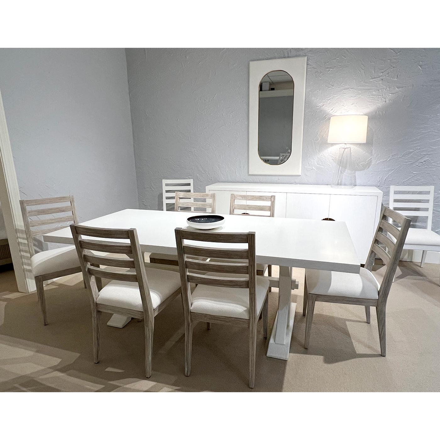 Un mélange parfait de style campagnard et d'attrait rustique de la ferme. Dotée de tréteaux en X reliés par un châssis robuste, cette table est aussi durable qu'élégante.

Peint en blanc Drift, il offre une sensation de charme côtier actualisé,