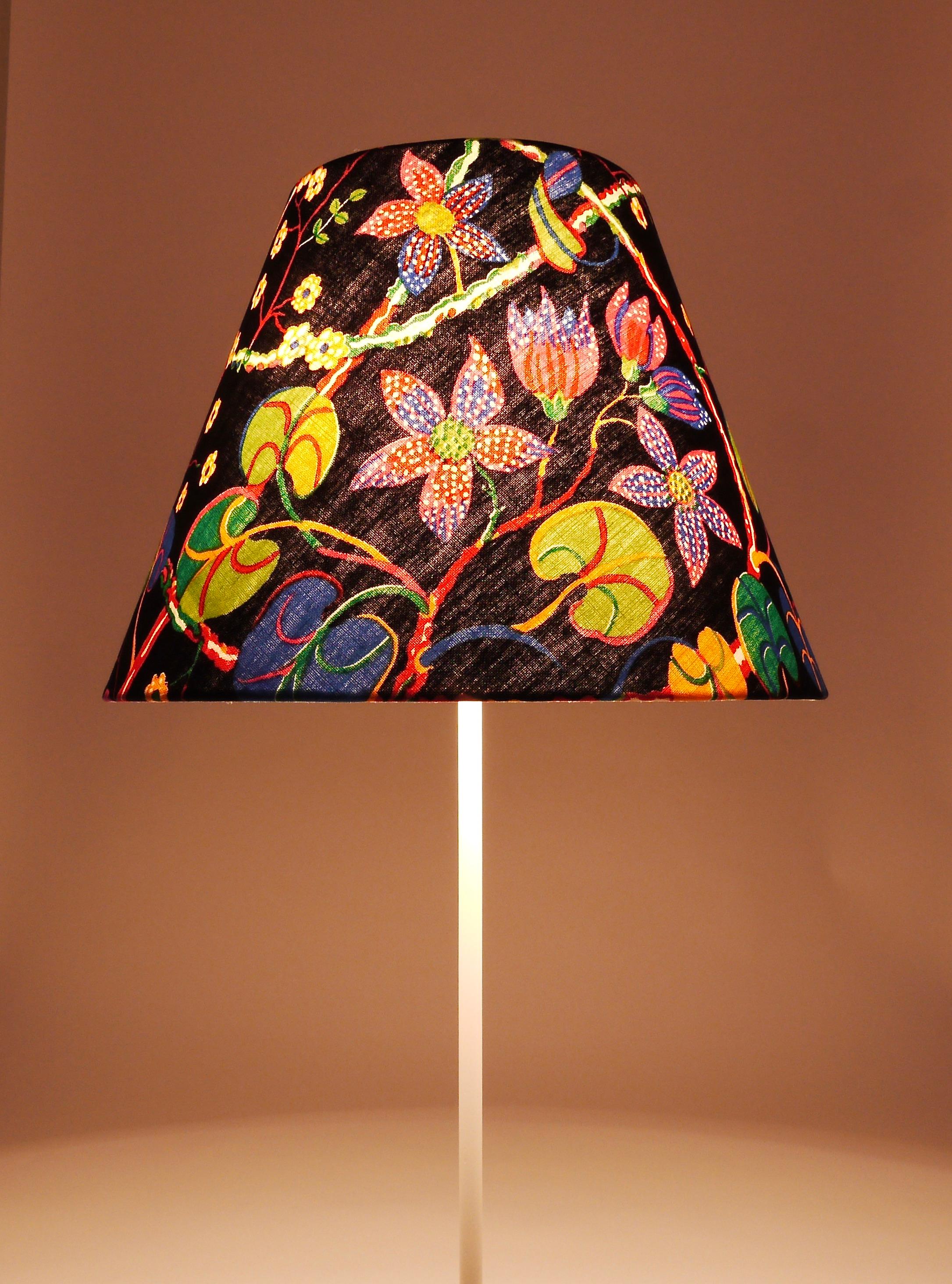 Josef Frank x J.T. Kalmar (Haus & Garten) Lámpara de pie trípode blanca de latón #2057 en venta 8