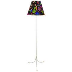 Josef Frank x J.T. Kalmar (Haus & Garten) Weiße Dreibein-Stehlampe aus Messing #2057