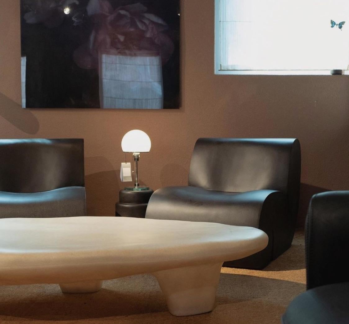 Forma orgánica esculpida a mano, Mesa baja trípode de fibra de vidrio beige natural by kar en venta 7