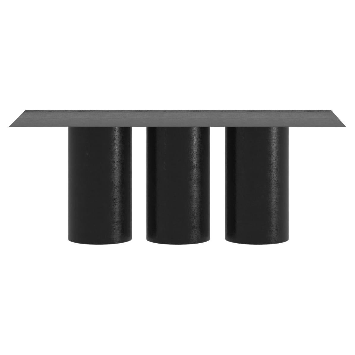 Der Tripod Dining Table ist ein monolithisches Stück, das als Esstisch für den Innen- und Außenbereich konzipiert wurde. 
Von Hand aus galvanisiertem Aluminium gefertigt und mit einer matten elektrostatischen Beschichtung versehen, kann seine Größe