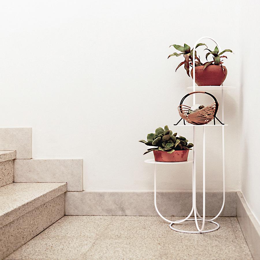 Postmoderne Table trompette blanche par OK Design en vente