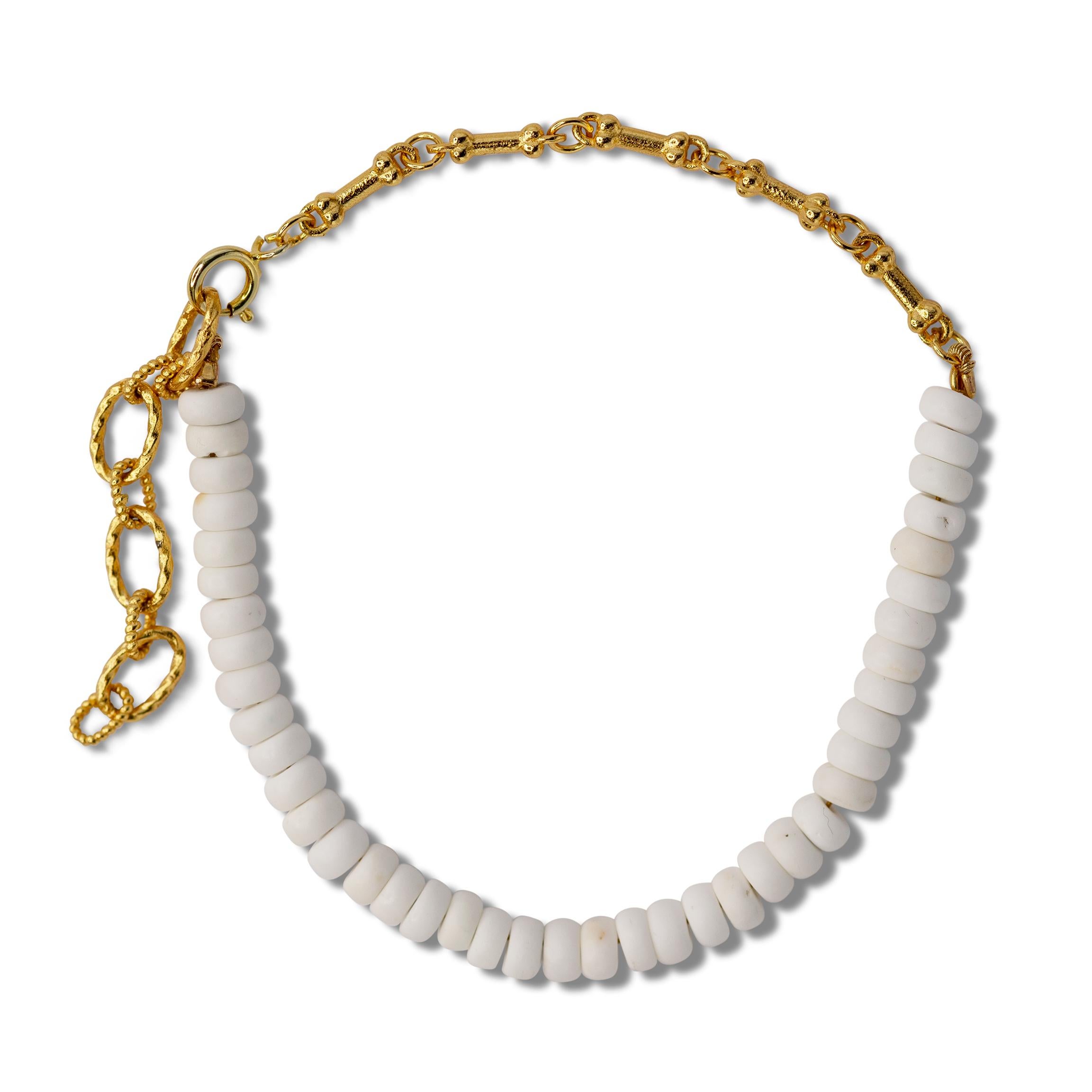 Donna Bracciale a catena in turchese bianco e osso di cane - by Bombyx House in vendita