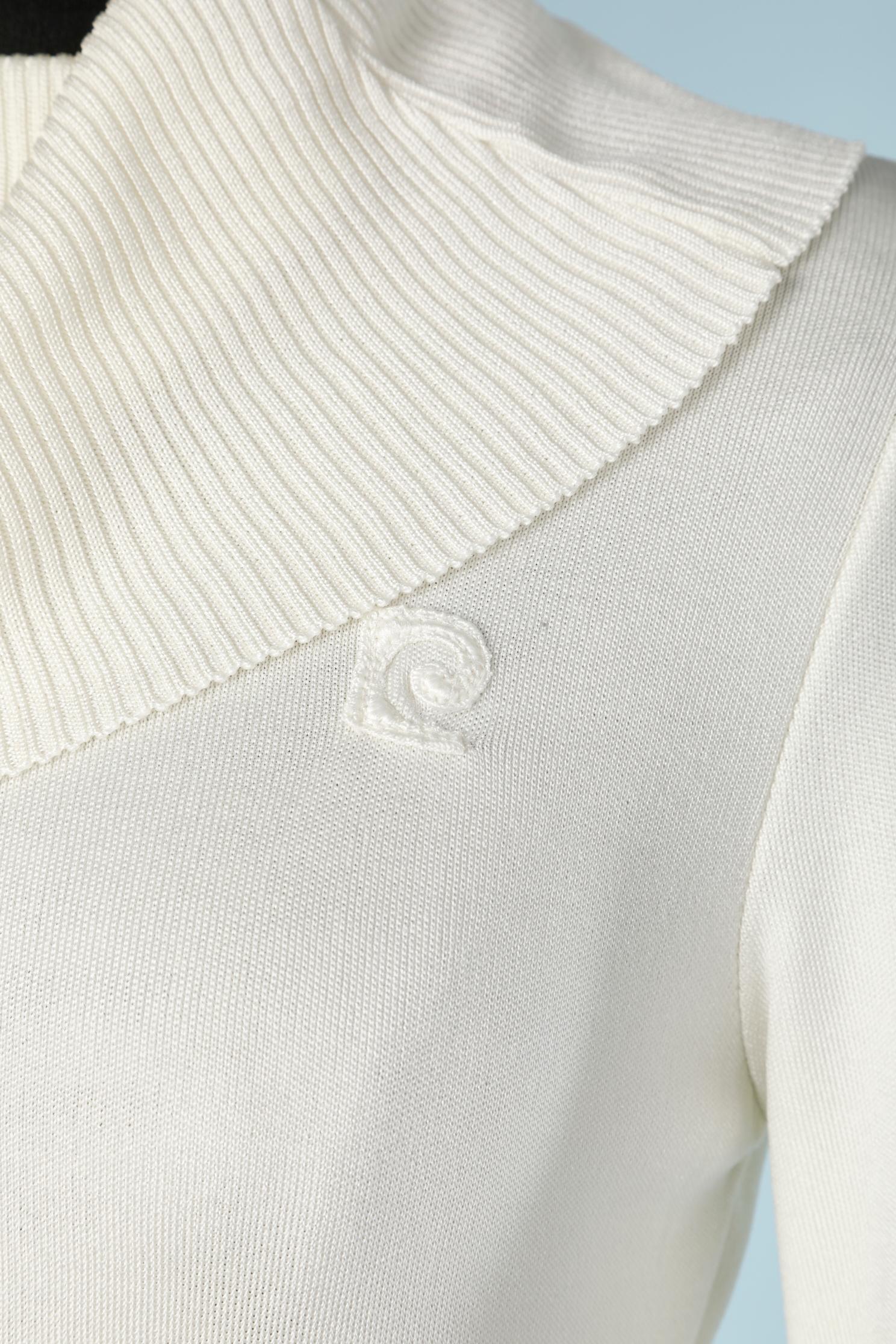 Weißer Pullover mit Rollkragen. Kein Stoffetikett, aber wahrscheinlich aus Nylon oder Acryl. 
GRÖSSE S