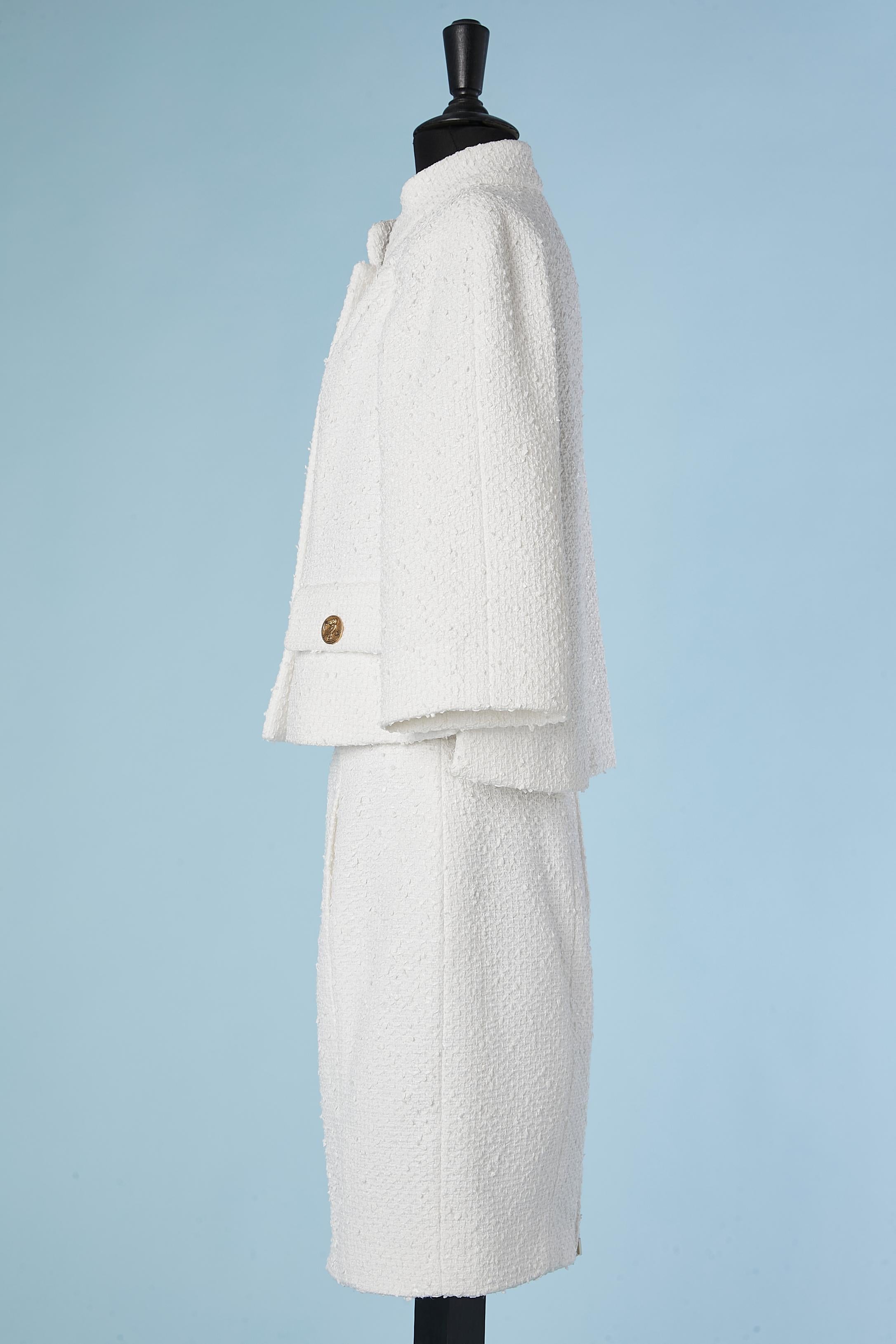 Tailleur jupe en tweed blanc avec bouton en forme de hibou de marque Chanel  en vente 4