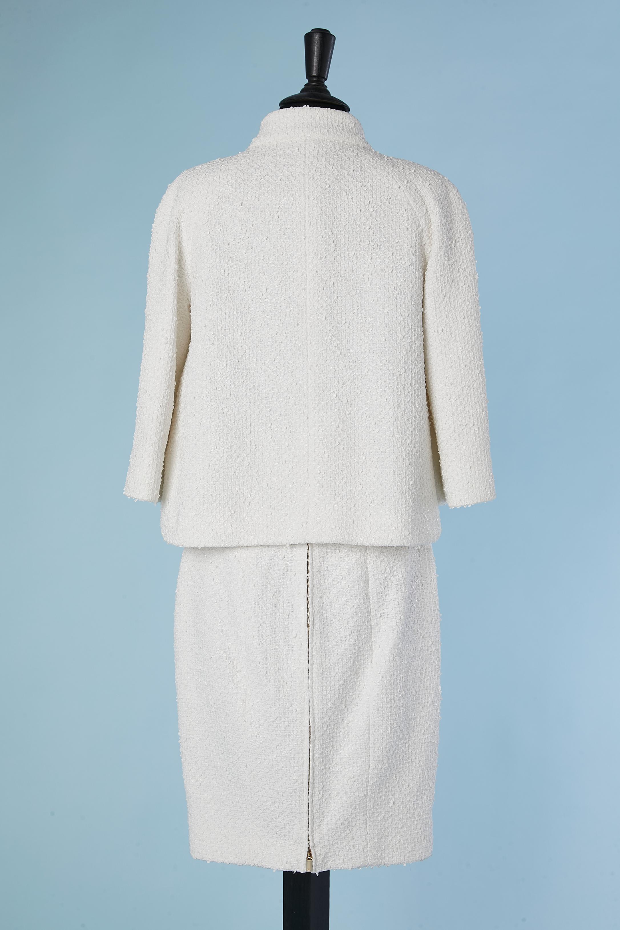 Tailleur jupe en tweed blanc avec bouton en forme de hibou de marque Chanel  en vente 5