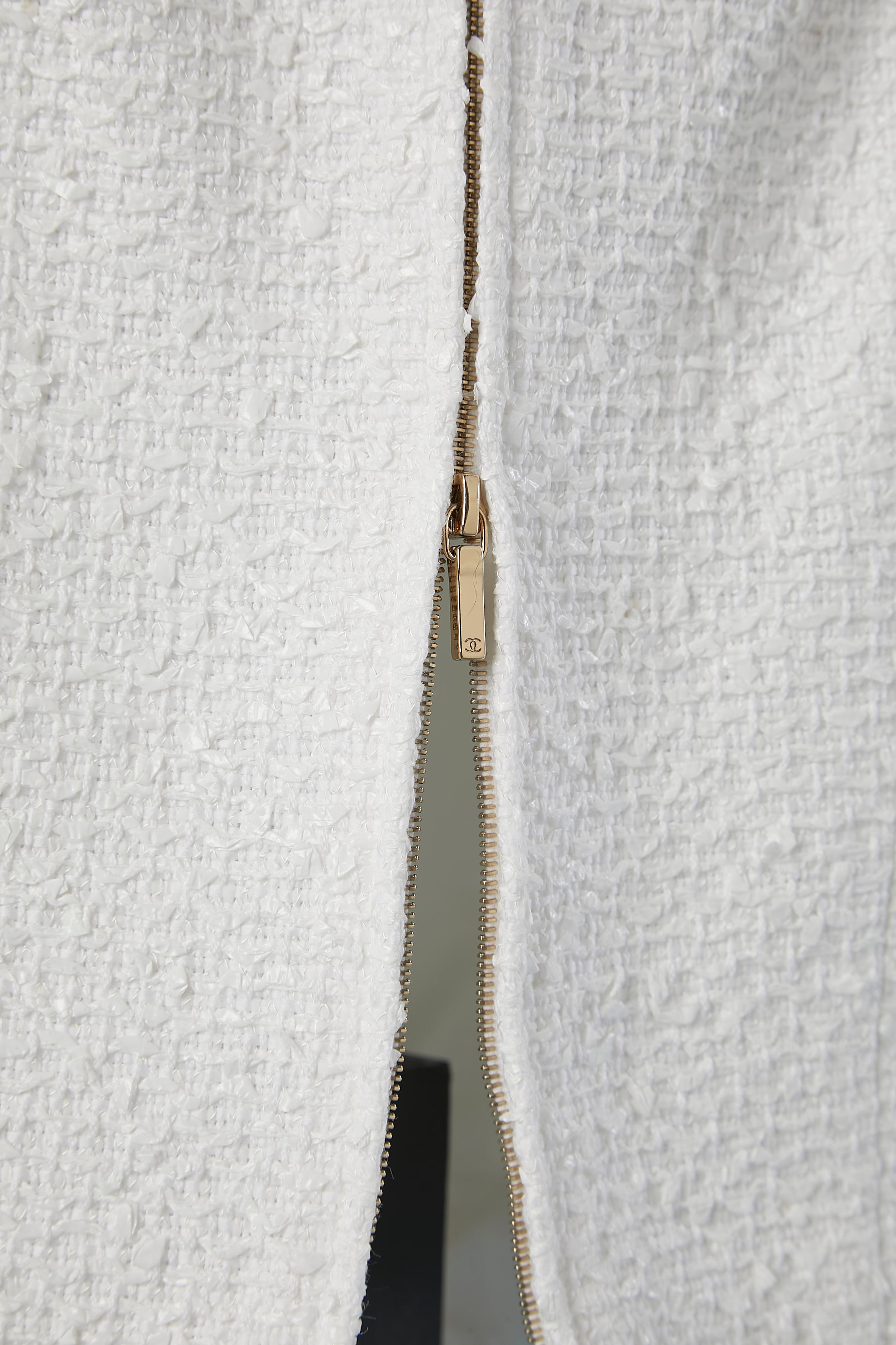 Tailleur jupe en tweed blanc avec bouton en forme de hibou de marque Chanel  en vente 6