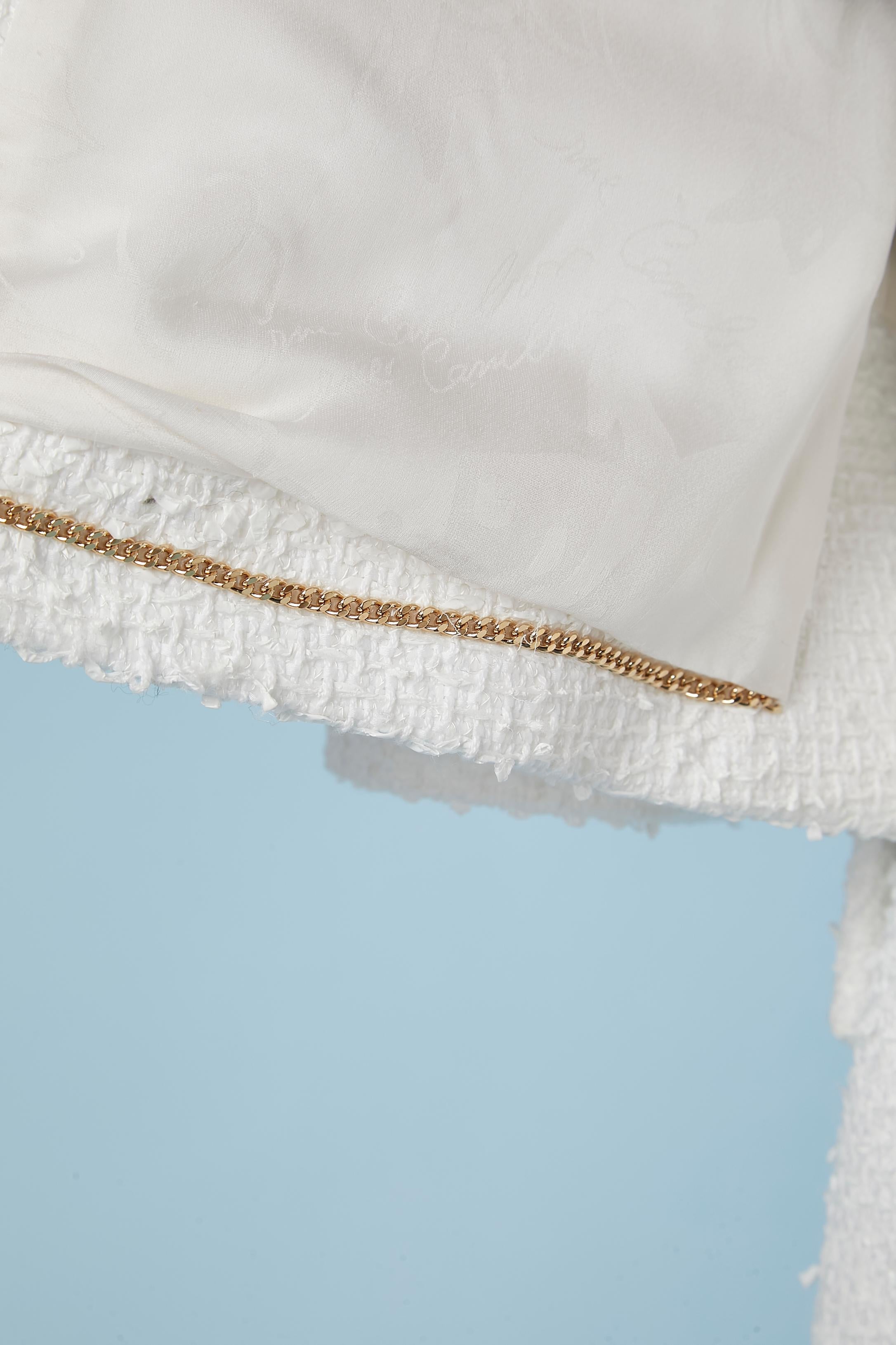 Gris Tailleur jupe en tweed blanc avec bouton en forme de hibou de marque Chanel  en vente