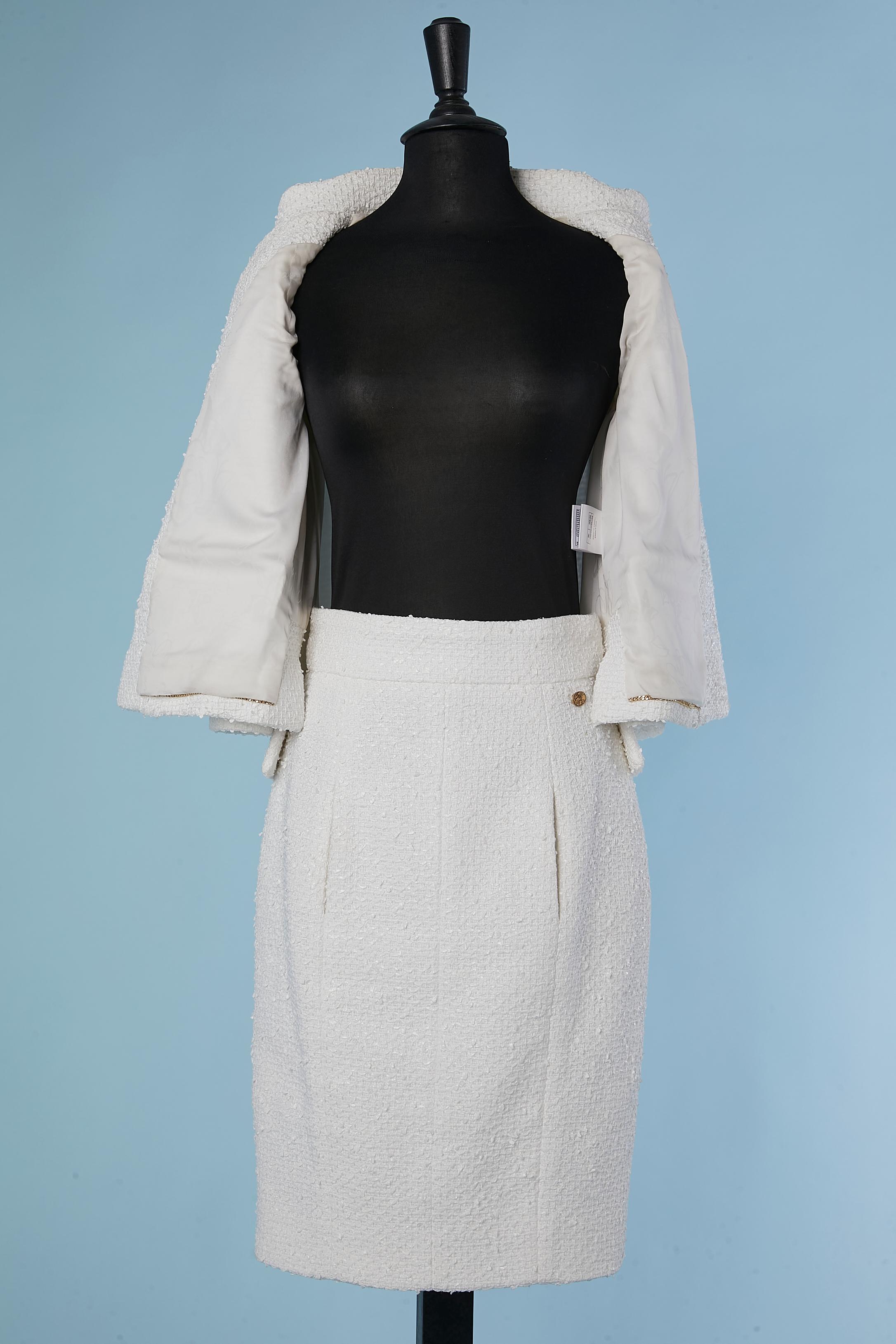 Tailleur jupe en tweed blanc avec bouton en forme de hibou de marque Chanel  Excellent état - En vente à Saint-Ouen-Sur-Seine, FR