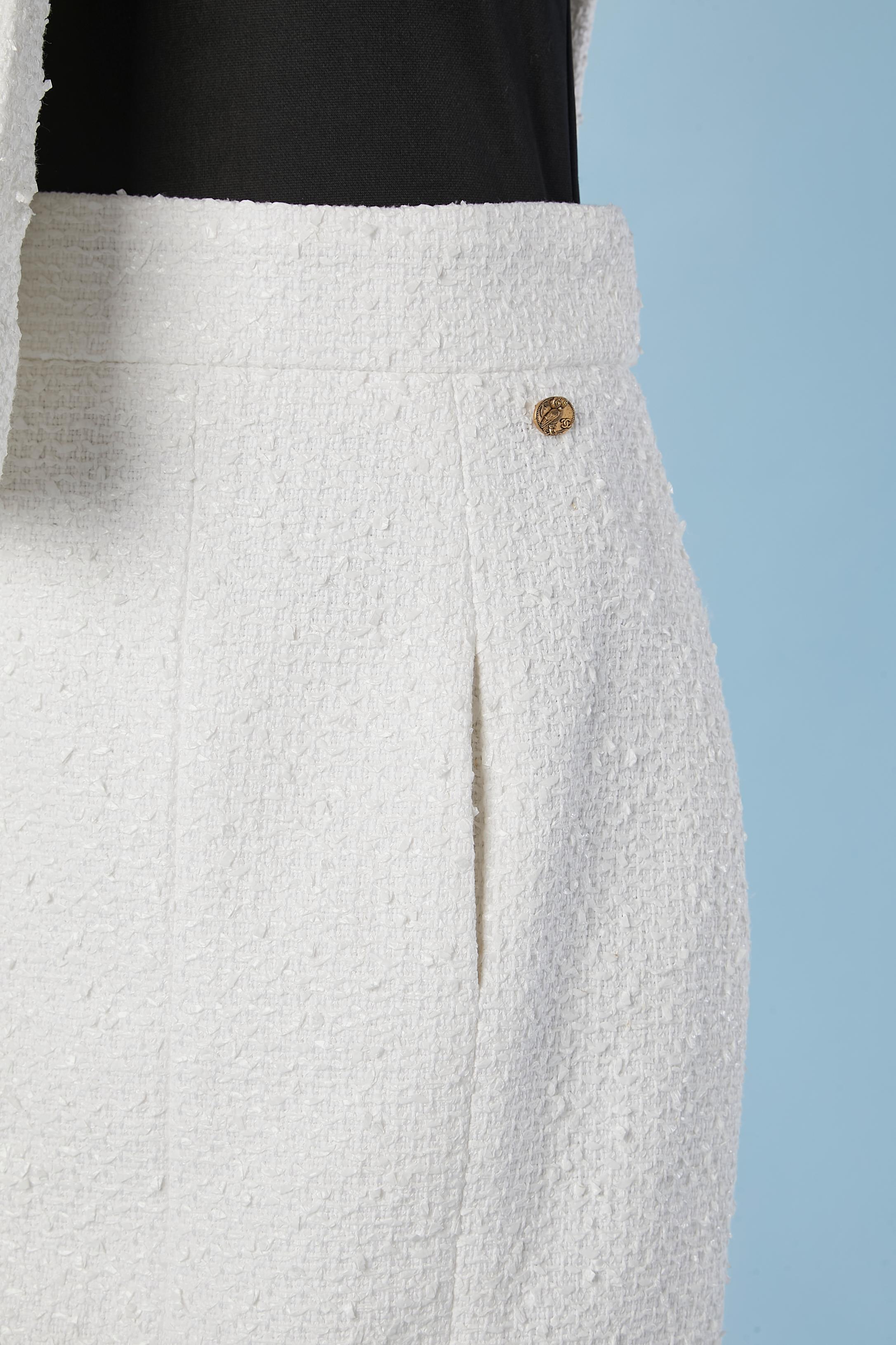 Tailleur jupe en tweed blanc avec bouton en forme de hibou de marque Chanel  Pour femmes en vente