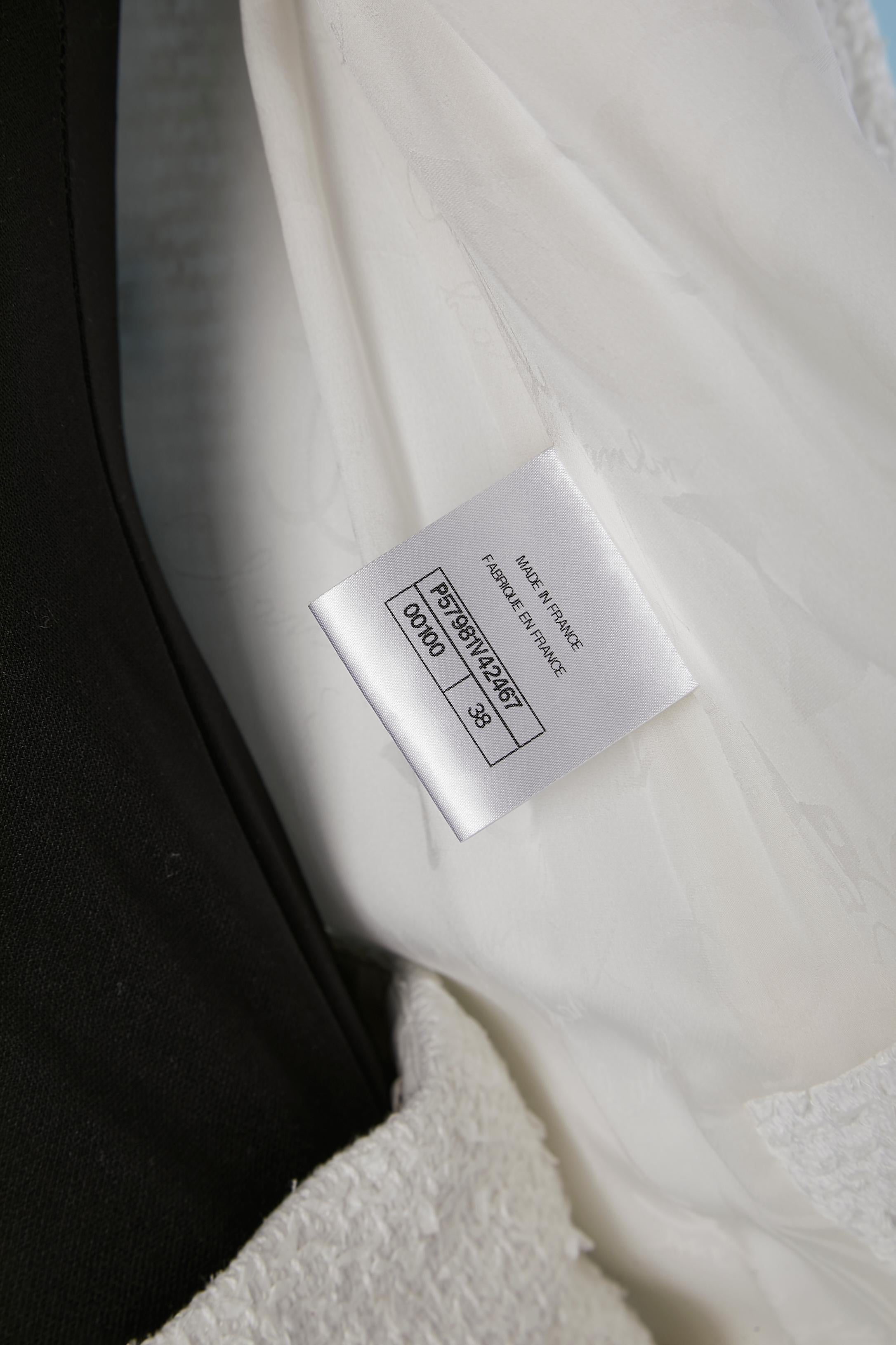 Tailleur jupe en tweed blanc avec bouton en forme de hibou de marque Chanel  en vente 2