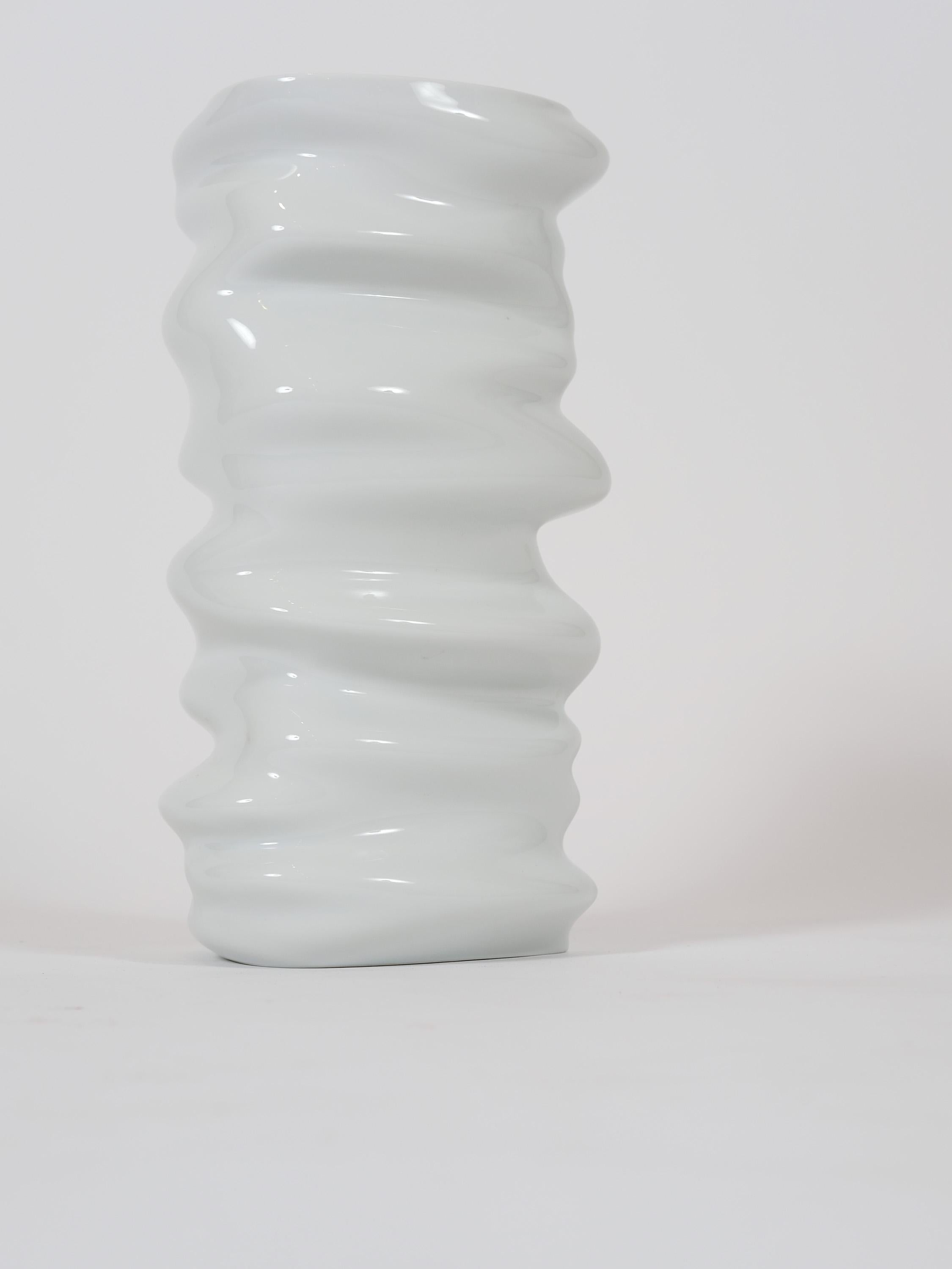 Diese weiße, gewellte Keramikvase wird von einem avantgardistischen Studio in der Tschechischen Republik hergestellt und eignet sich perfekt für ein Badezimmer oder einen Nachttisch, der mit frischen Blumen gefüllt wird. Er verleiht jedem Raum im
