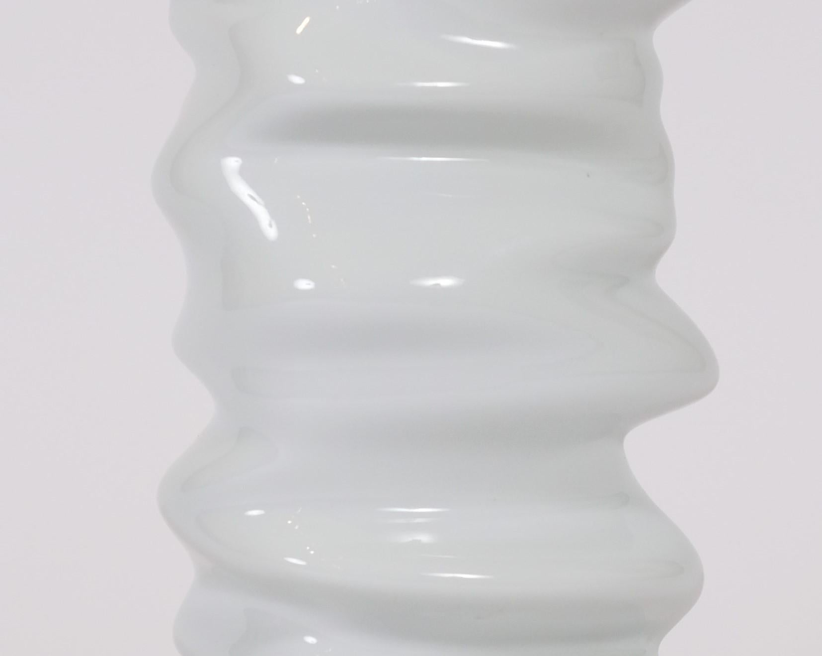Weiße U-/Zinn-Keramikvase von Tschechischem Avantgarde-Studio (Moderne der Mitte des Jahrhunderts) im Angebot