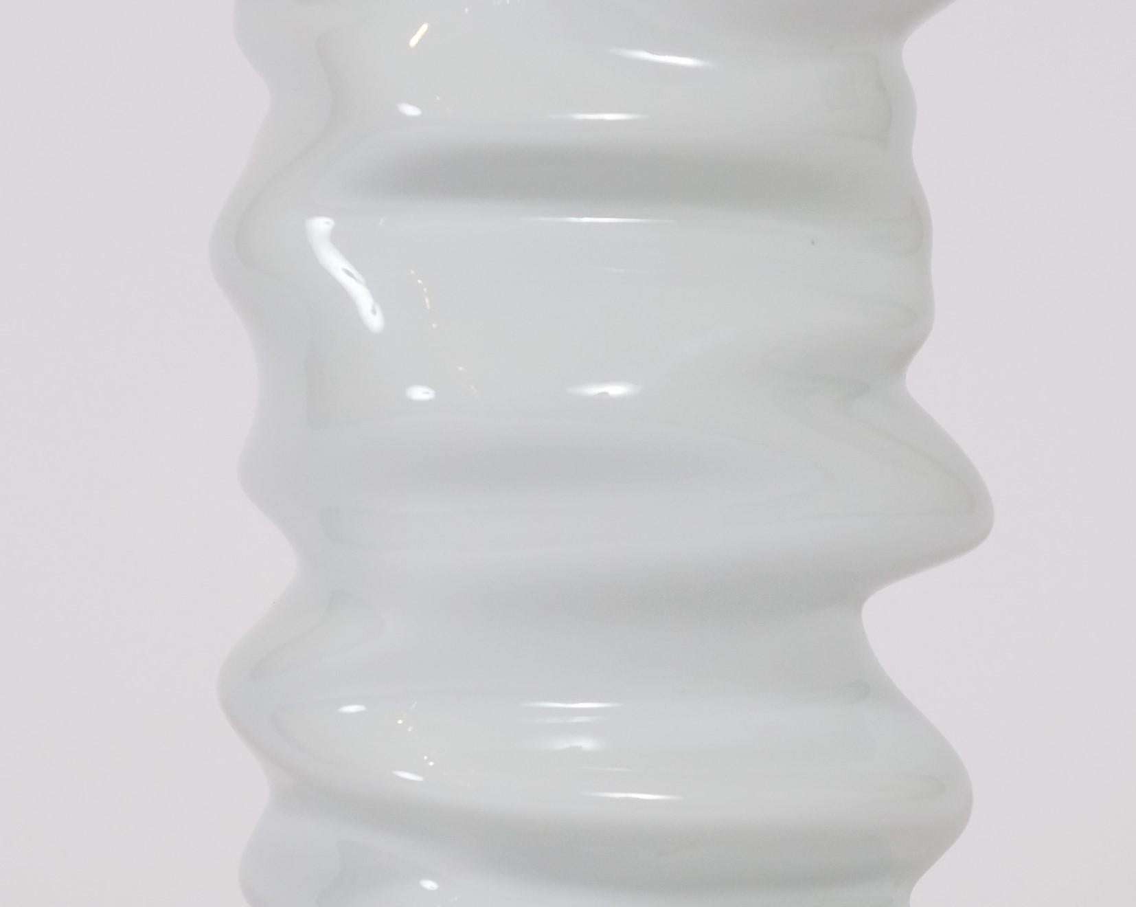 Mid-Century Modern Vase en céramique blanche à motif U/Ndulaté d'Avant Garde Studio, République tchèque en vente