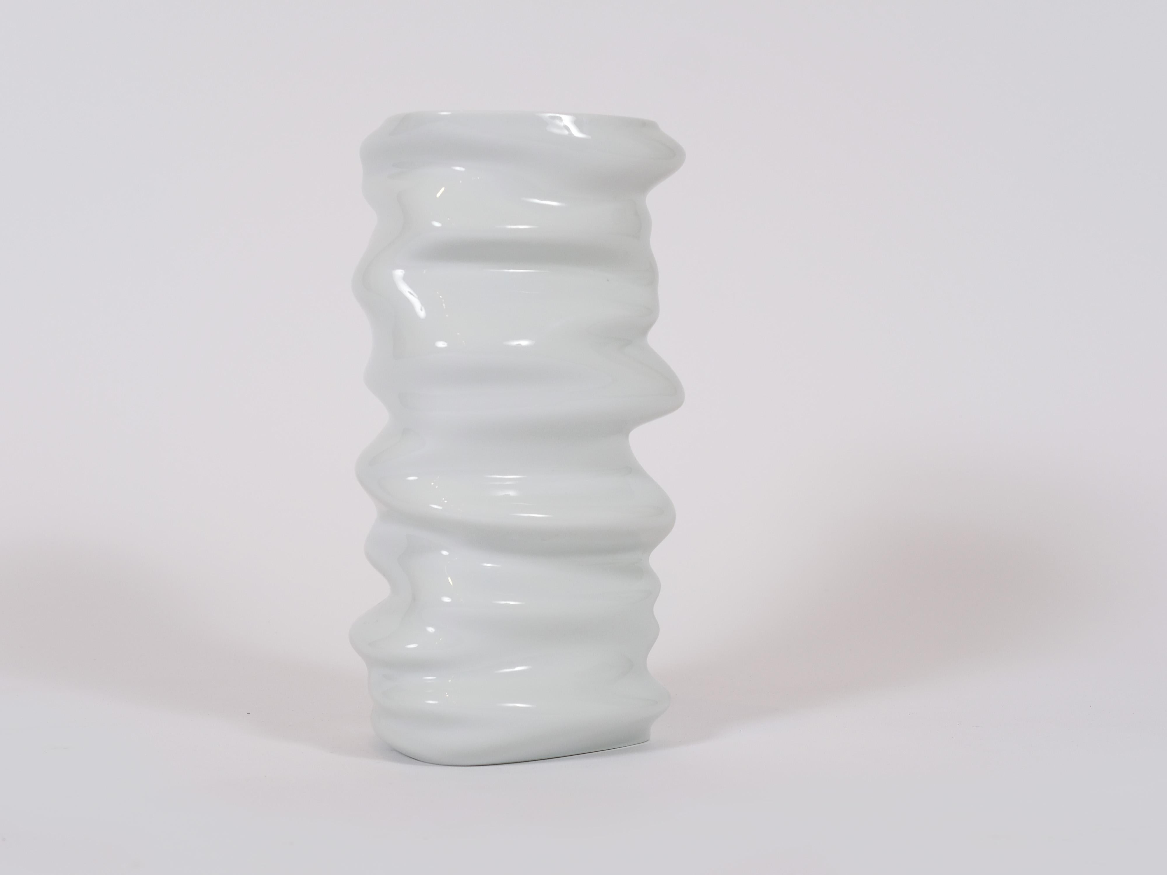 Tchèque Vase en céramique blanche à motif U/Ndulaté d'Avant Garde Studio, République tchèque en vente
