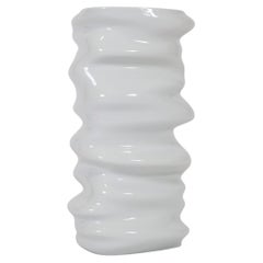 Vase en céramique blanche à motif U/Ndulaté d'Avant Garde Studio, République tchèque