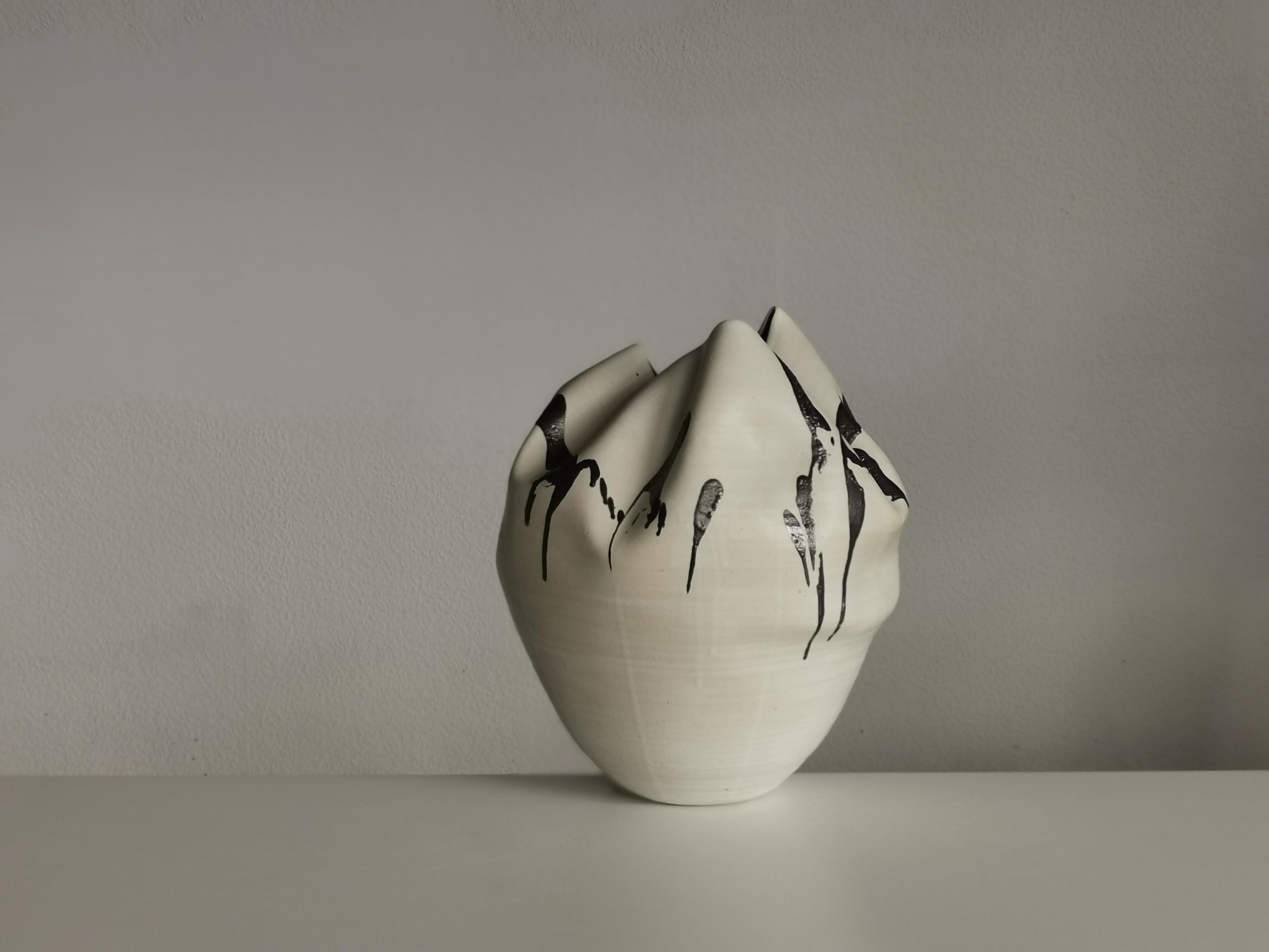 New sumptuous ceramic vessel from ceramic artist Nicholas Arroyave-Portela. Made in 2022.

Materials: White St.Thomas clay, Stoneware glazes, multi fired to cone 9 (1260 degrees)

Measures: 37 cm tall, 35 cm wide, 30 cm deep
Weight: 4.2 Kg

The
