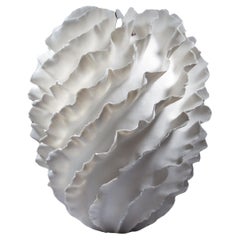 Vase organique blanc ondulé, Sandra Davolio