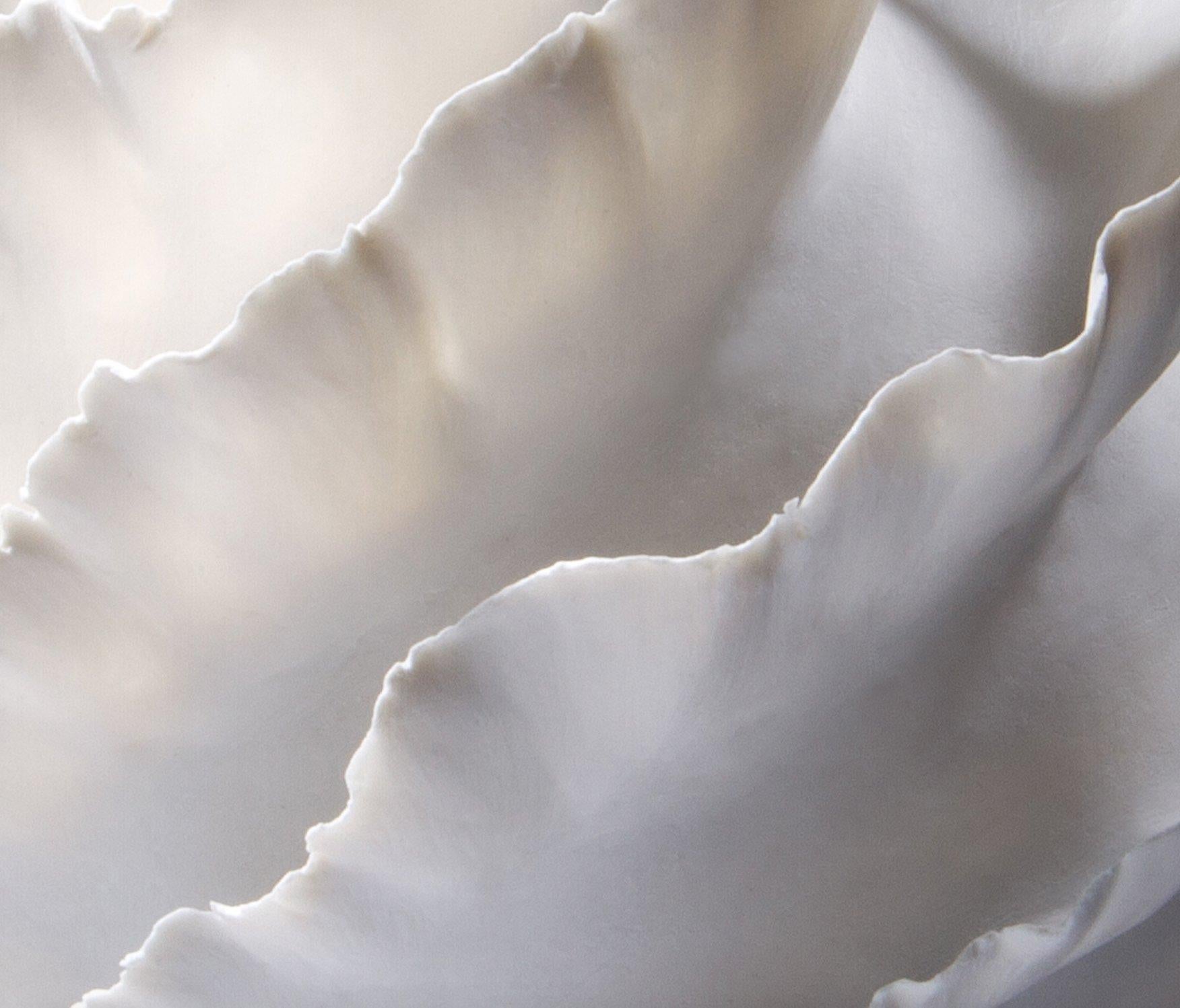 Weiße, wellenförmige, geraffte Skulptur, Sandra Davolio im Zustand „Neu“ im Angebot in New York, NY