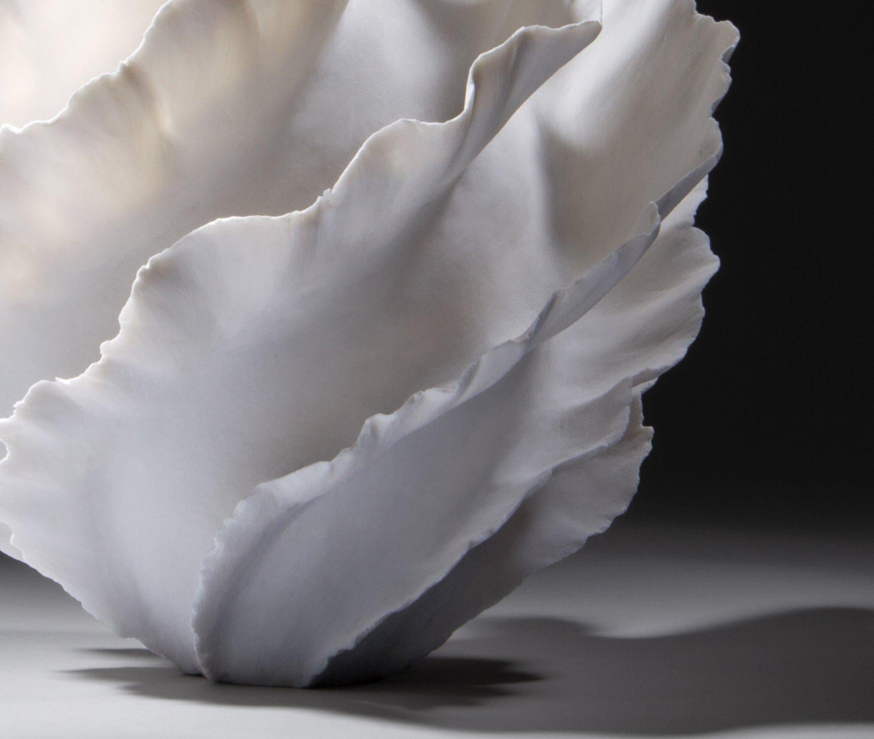 Weiße, wellenförmige, geraffte Skulptur, Sandra Davolio (21. Jahrhundert und zeitgenössisch) im Angebot