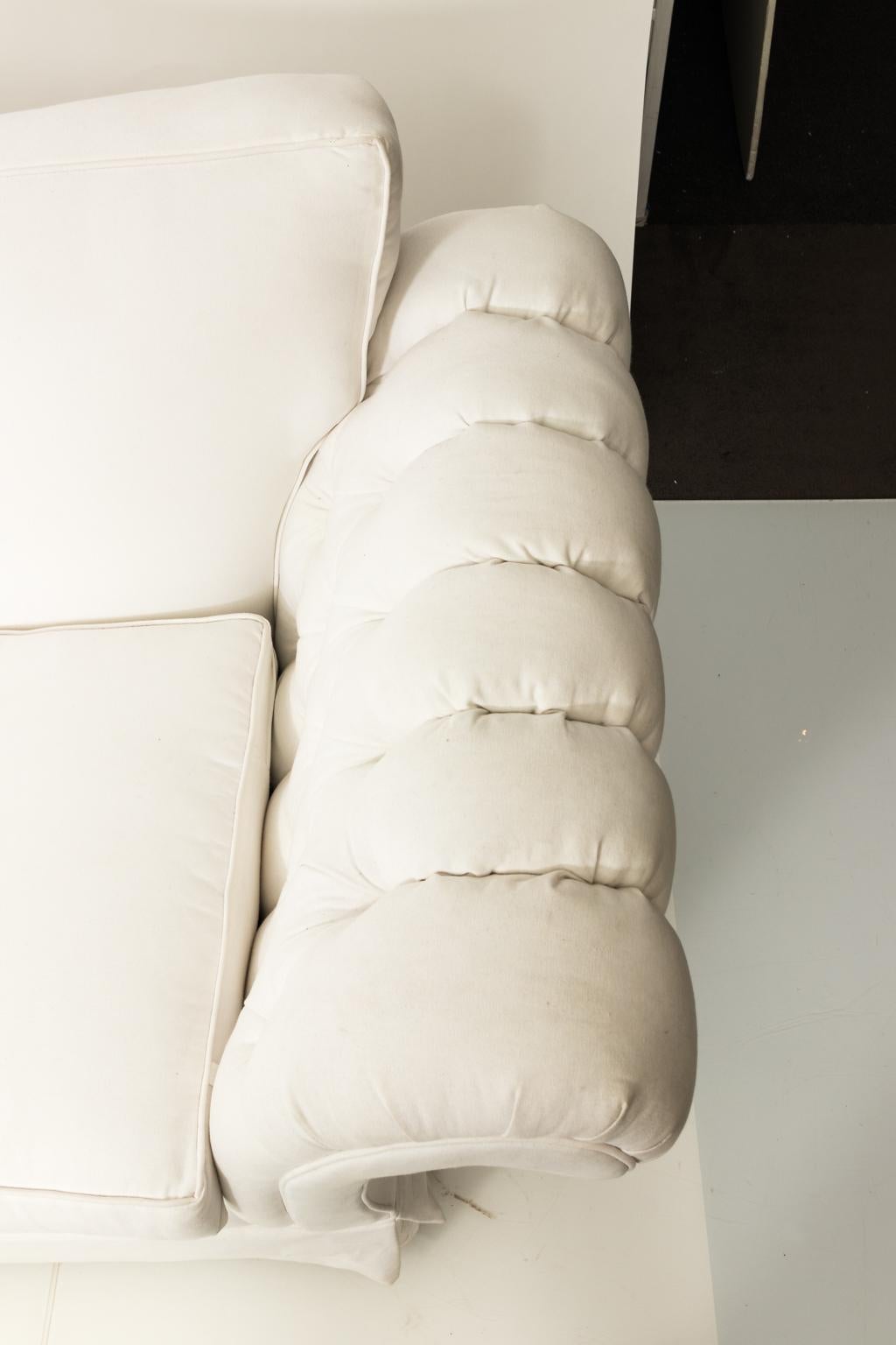 White Upholstered Custom Made Two-Cushion Sofa im Zustand „Gut“ in Stamford, CT