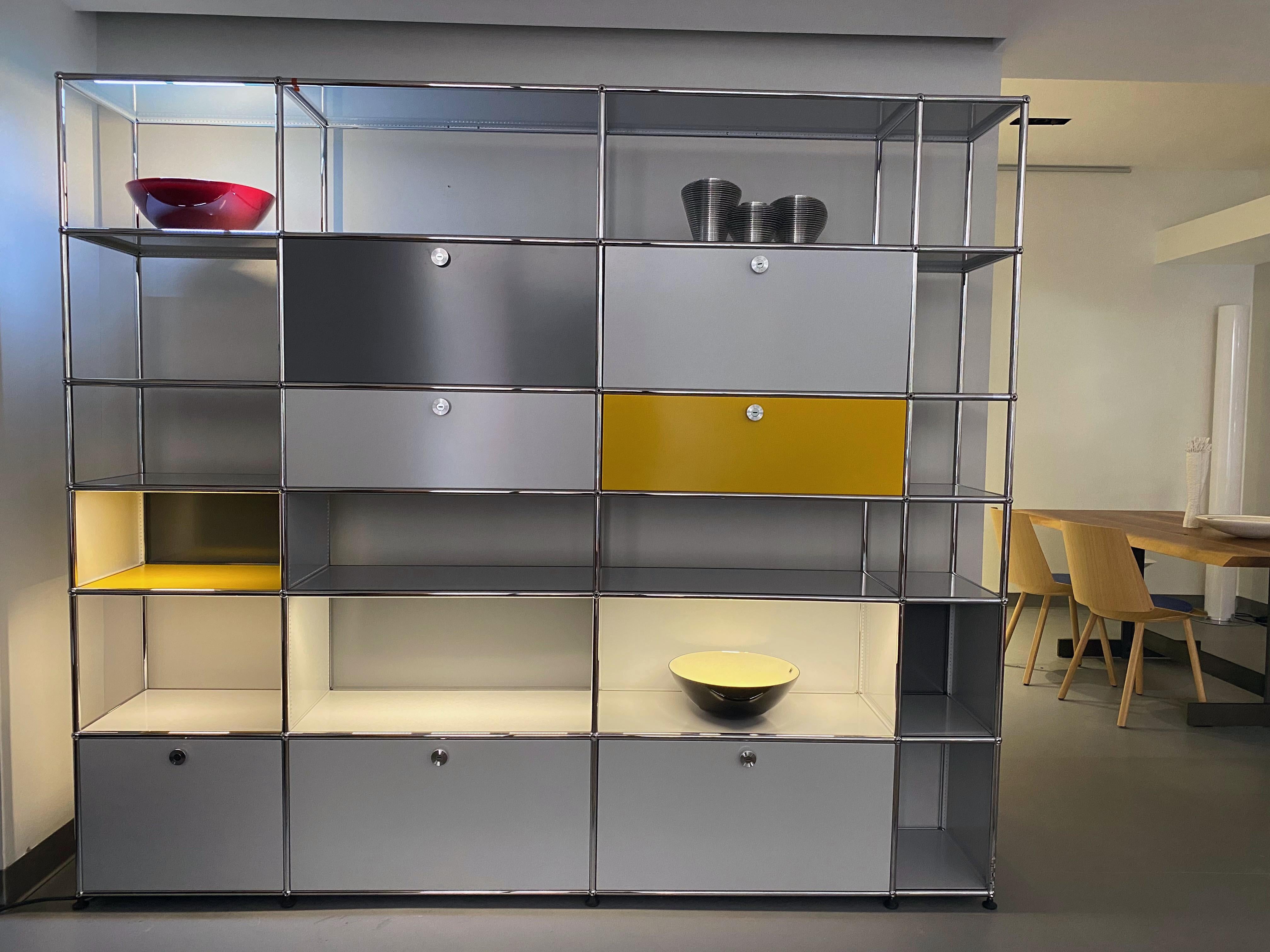 Usm Haller Shelving unit with E light
bottom row: drop down door+divider shelf/box
drawer/pullout / pull-out door-shelf combination/open
shelf with panels
second row: open shelf without rear or side
panel/3open shelves with panels
third row: