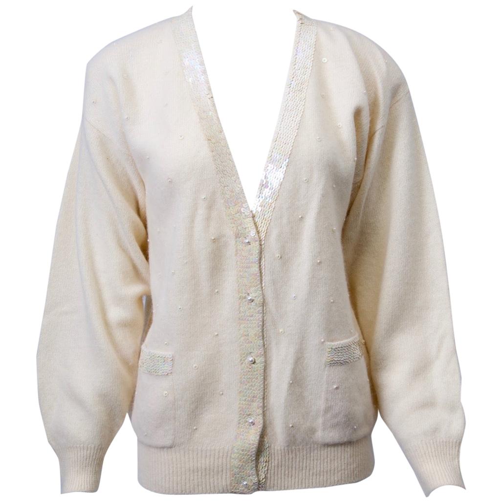 Cardigan blanc à col en V avec sequins et perles en vente