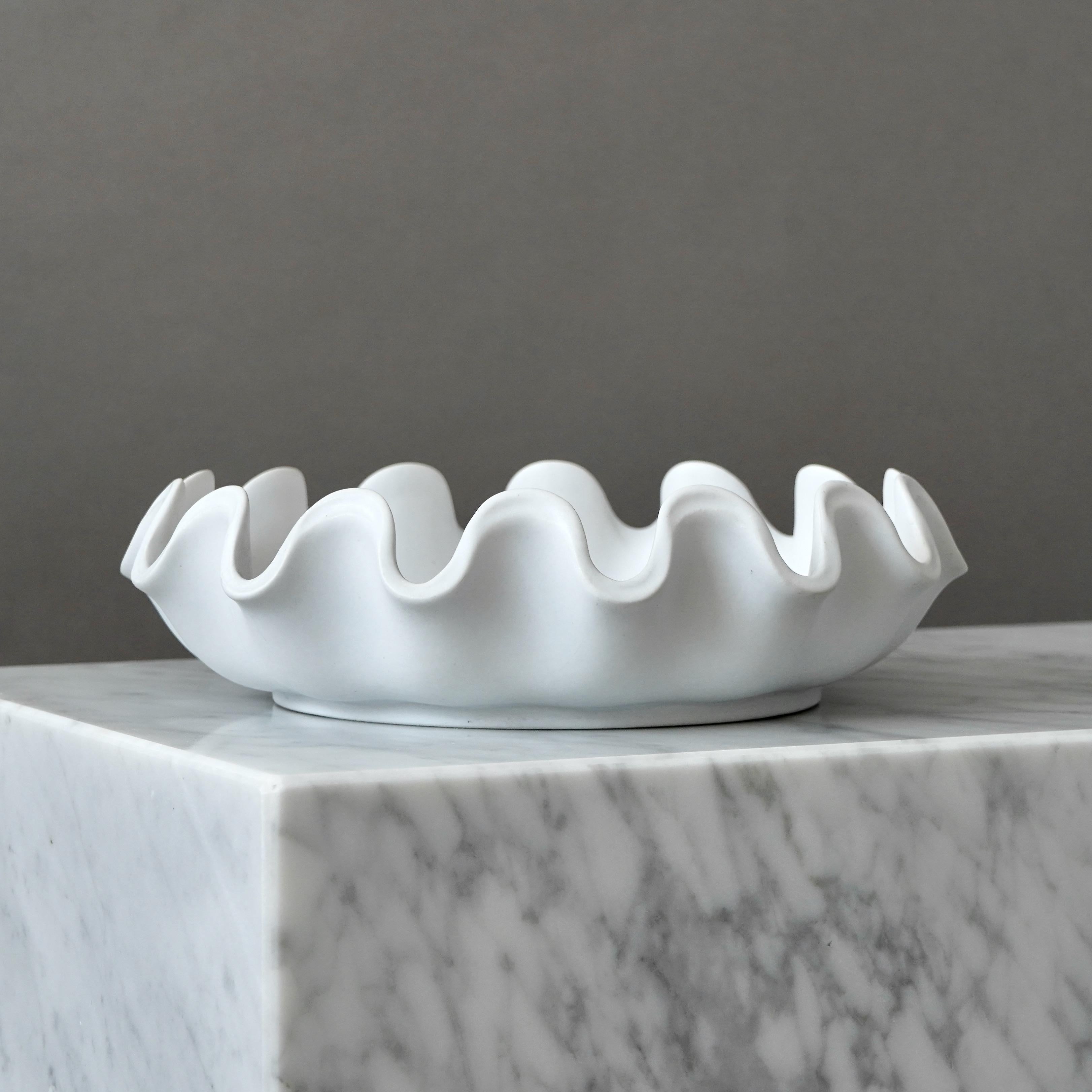 Weiße Schale „Vaga“ aus weißem Weiß von Wilhelm Kage für Gustavsberg Studio, Schweden, 1940er Jahre (Schwedisch) im Angebot