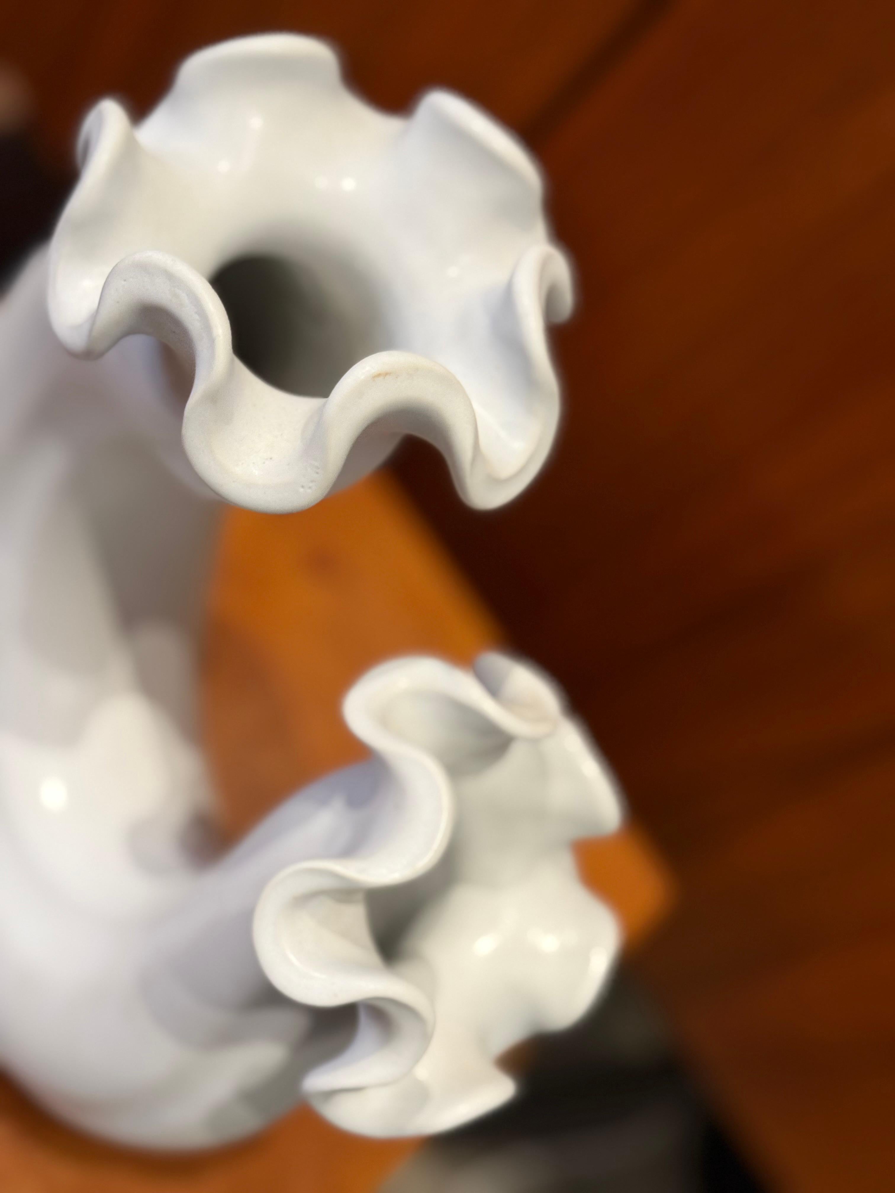 Vaso scultoreo VÅGA bianco di Wilhelm Kage per Gustavsberg, Svezia, anni '40 in vendita 2