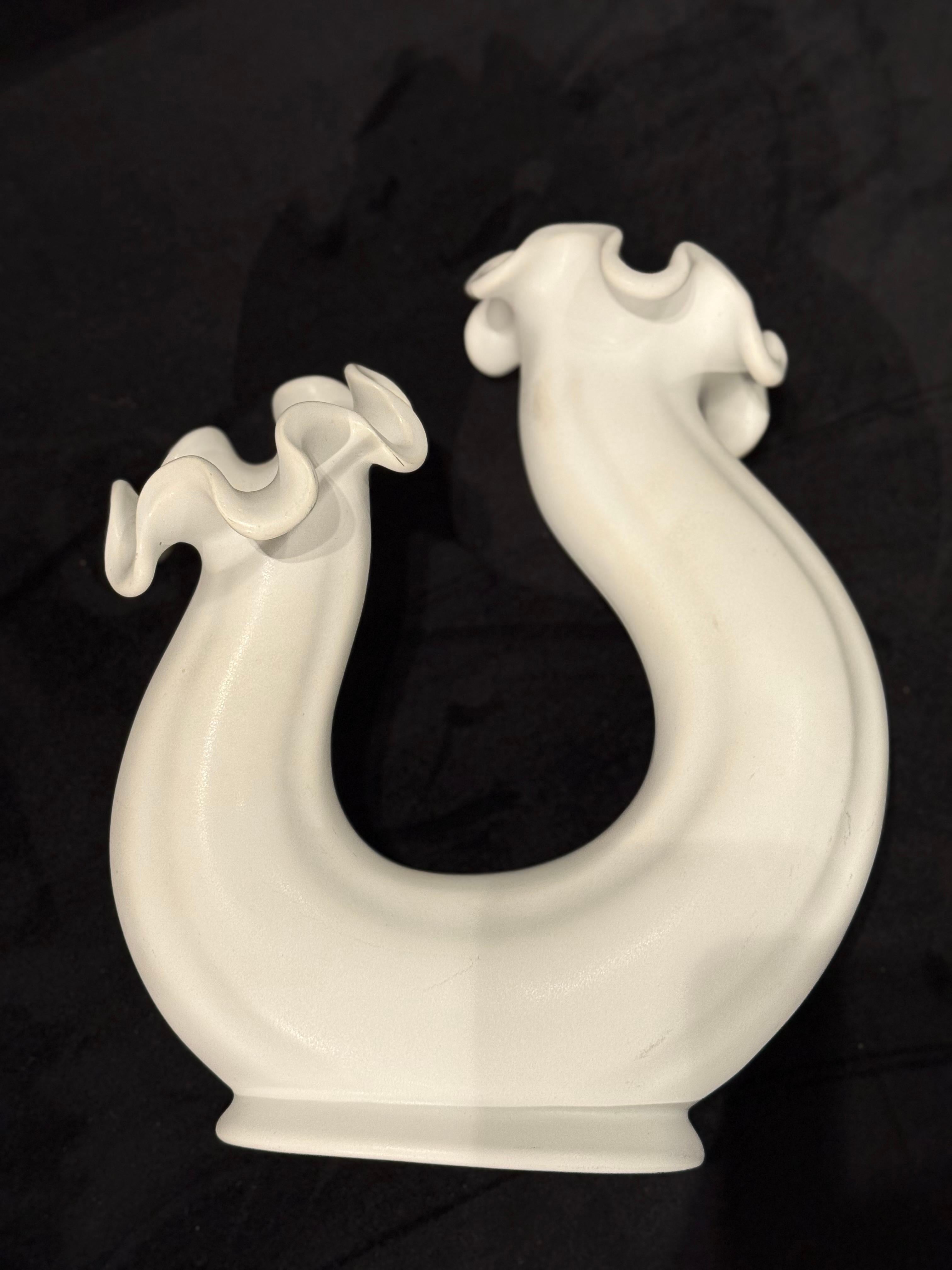 Vaso scultoreo VÅGA bianco di Wilhelm Kage per Gustavsberg, Svezia, anni '40 in vendita 4