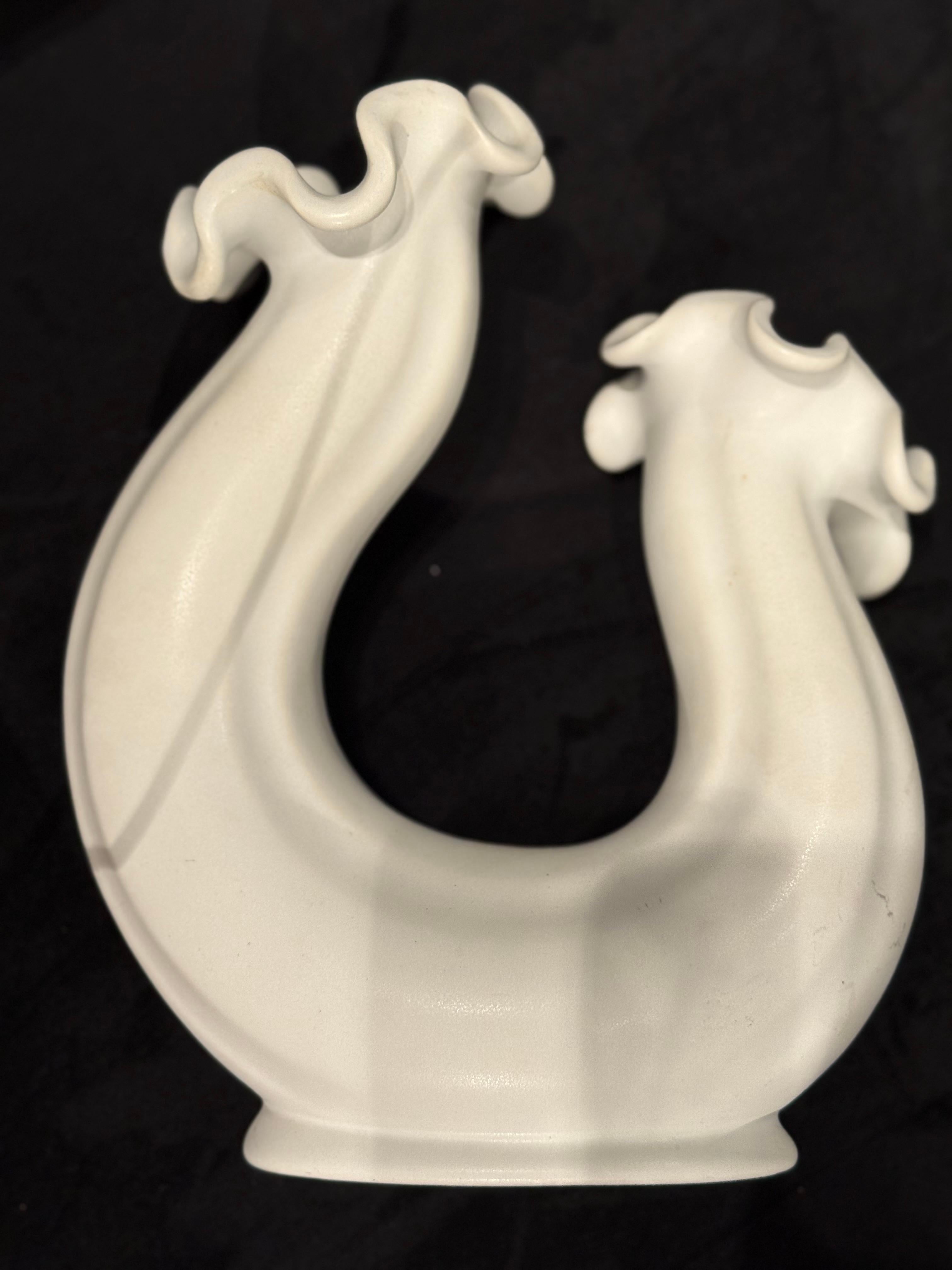 Vaso scultoreo VÅGA bianco di Wilhelm Kage per Gustavsberg, Svezia, anni '40 in vendita 6