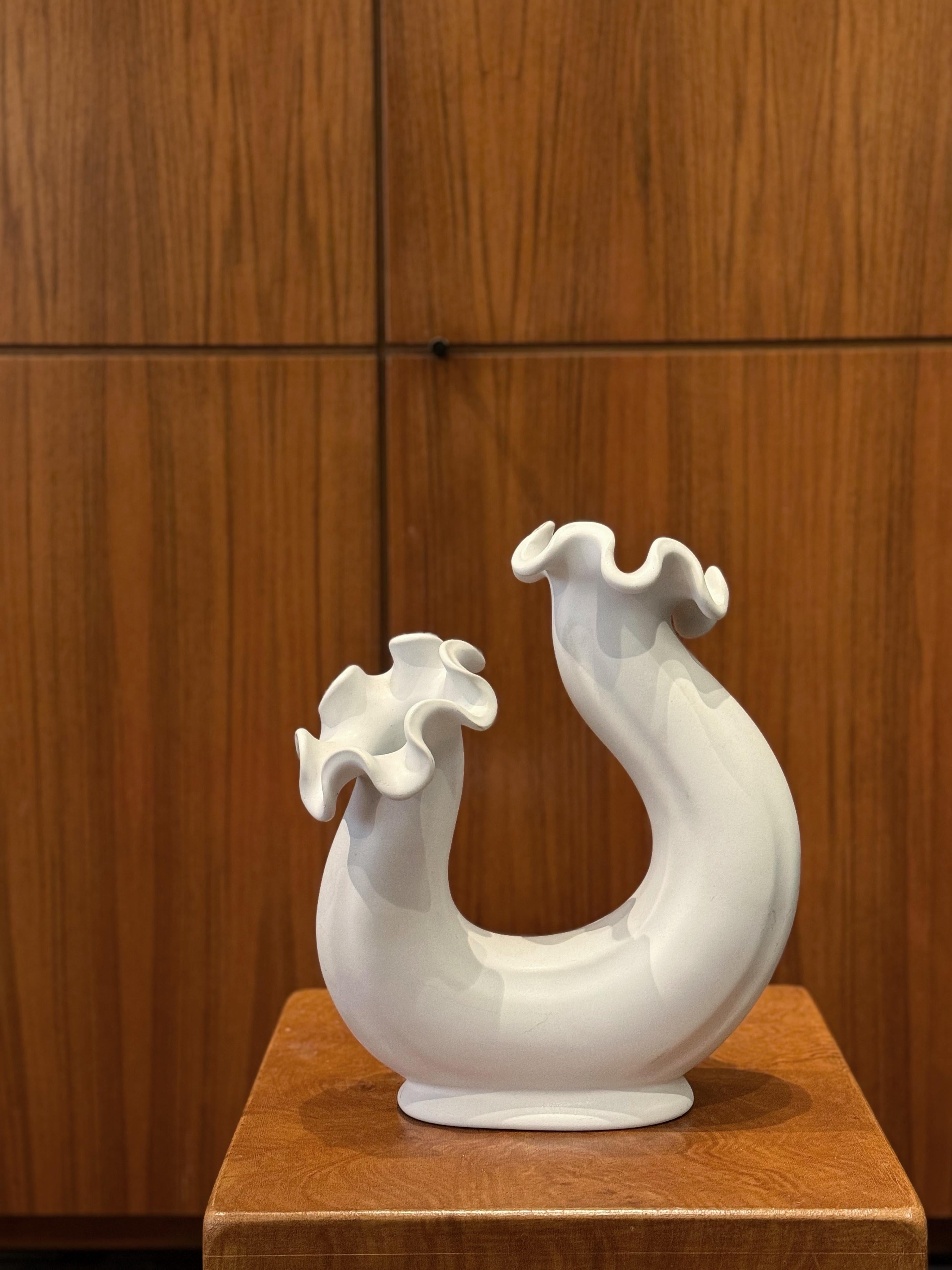 Mid-Century moderno Vaso scultoreo VÅGA bianco di Wilhelm Kage per Gustavsberg, Svezia, anni '40 in vendita